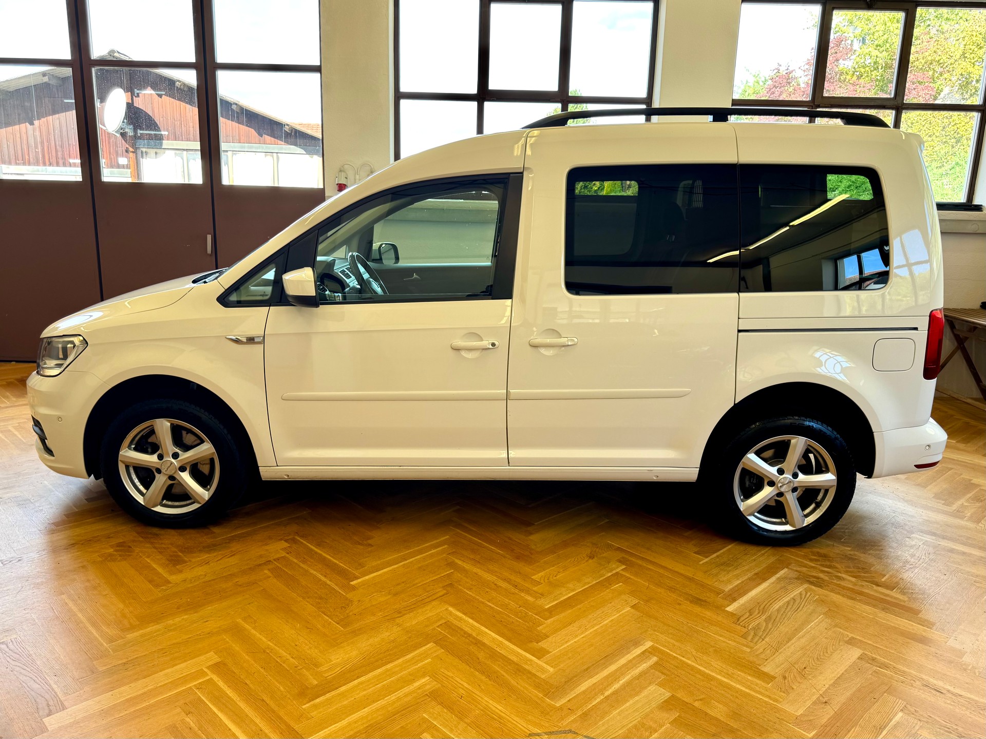 VW Caddy 2.0 TDI Comfortline 4Motion-image-4