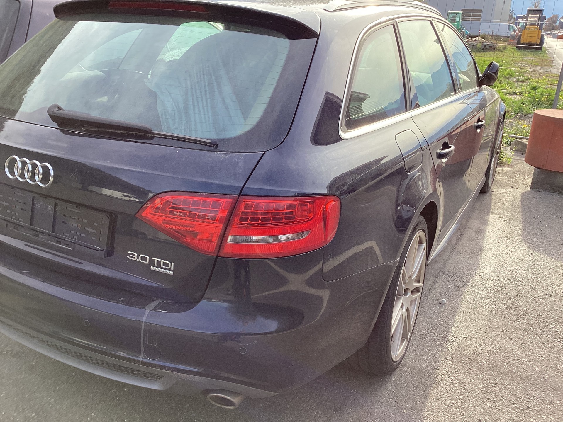 AUDI A4 Avant 3.0 TDI quattro-image-2