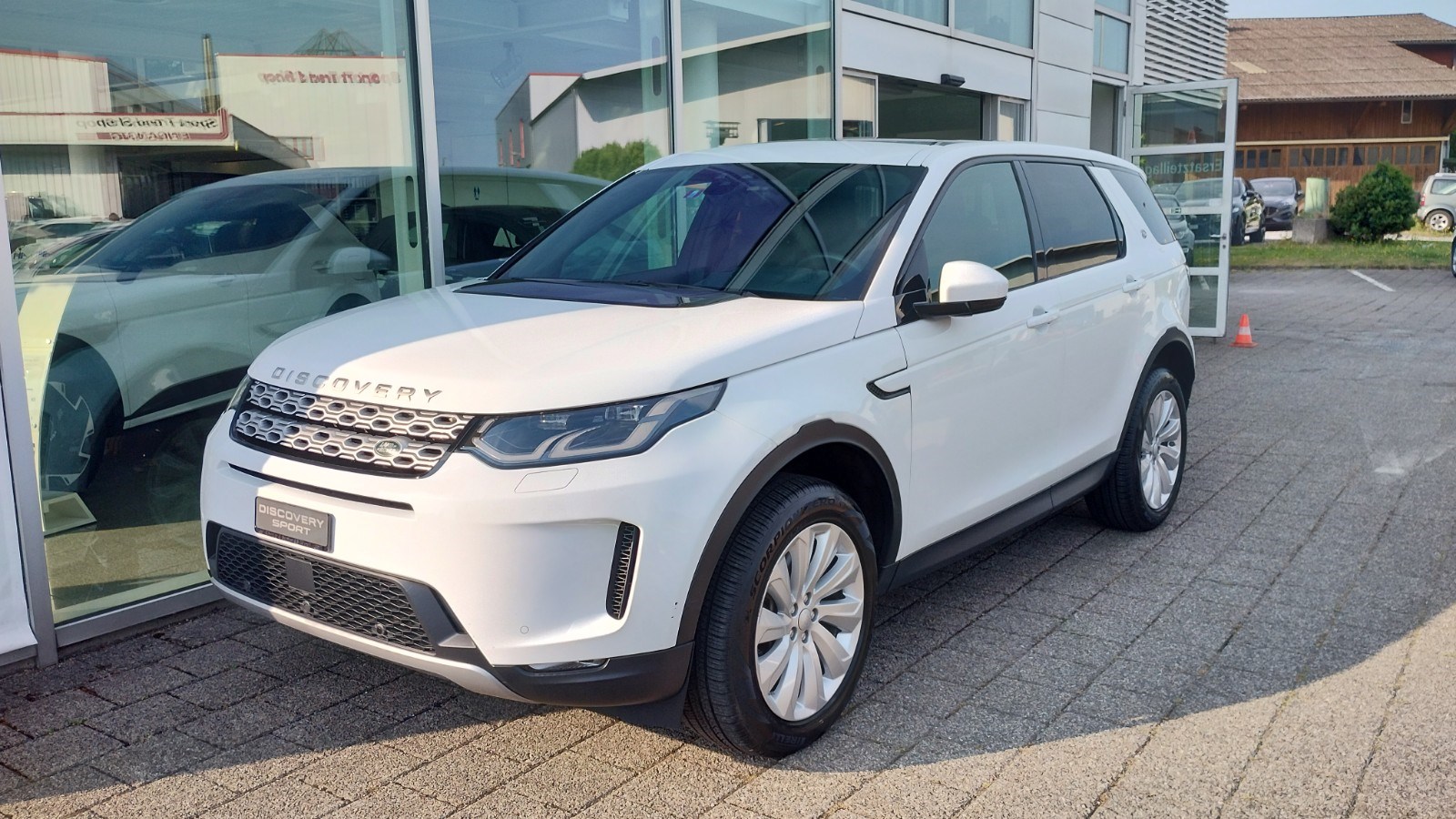 LAND ROVER Discovery Sport D180 2.0D TD4 MHEV SE AWD AT9-image-0