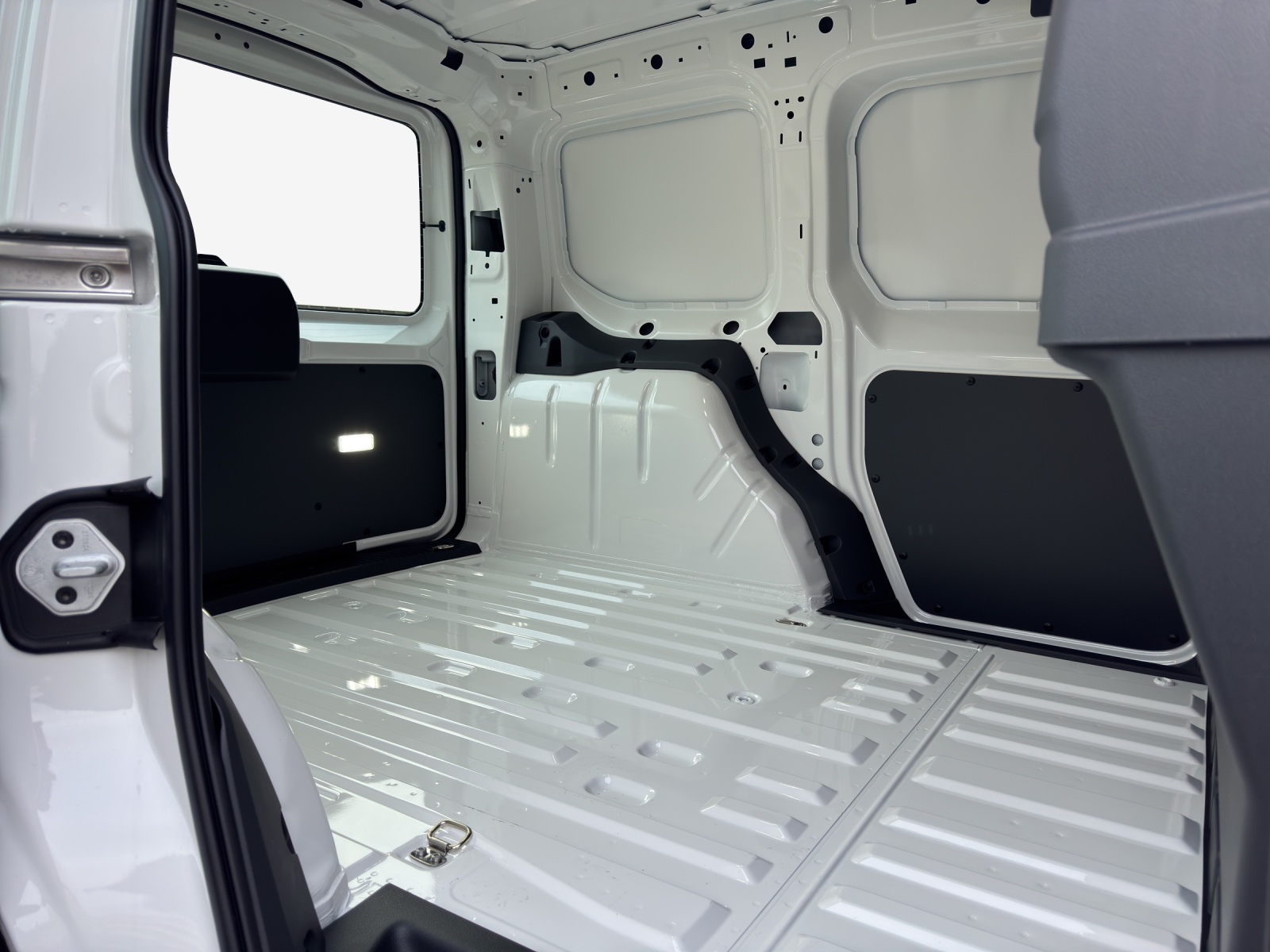 VW Caddy Cargo 1.5 TSI Entry-image-11