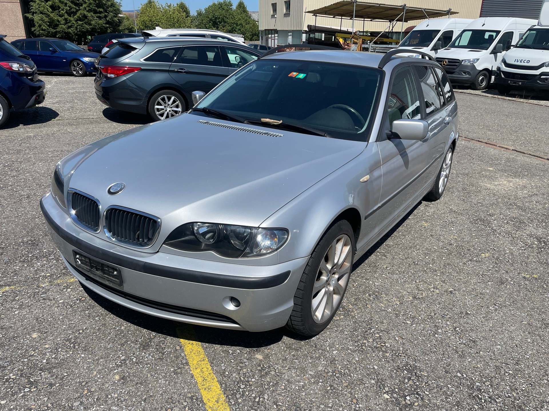 BMW 318i Touring-image-0