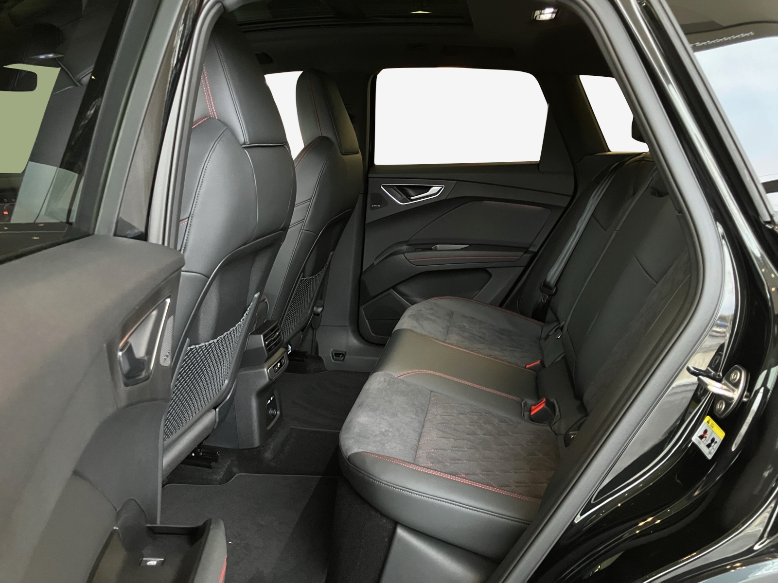 AUDI Q4 e-tron 45 Edition Swiss Ski quattro-image-11