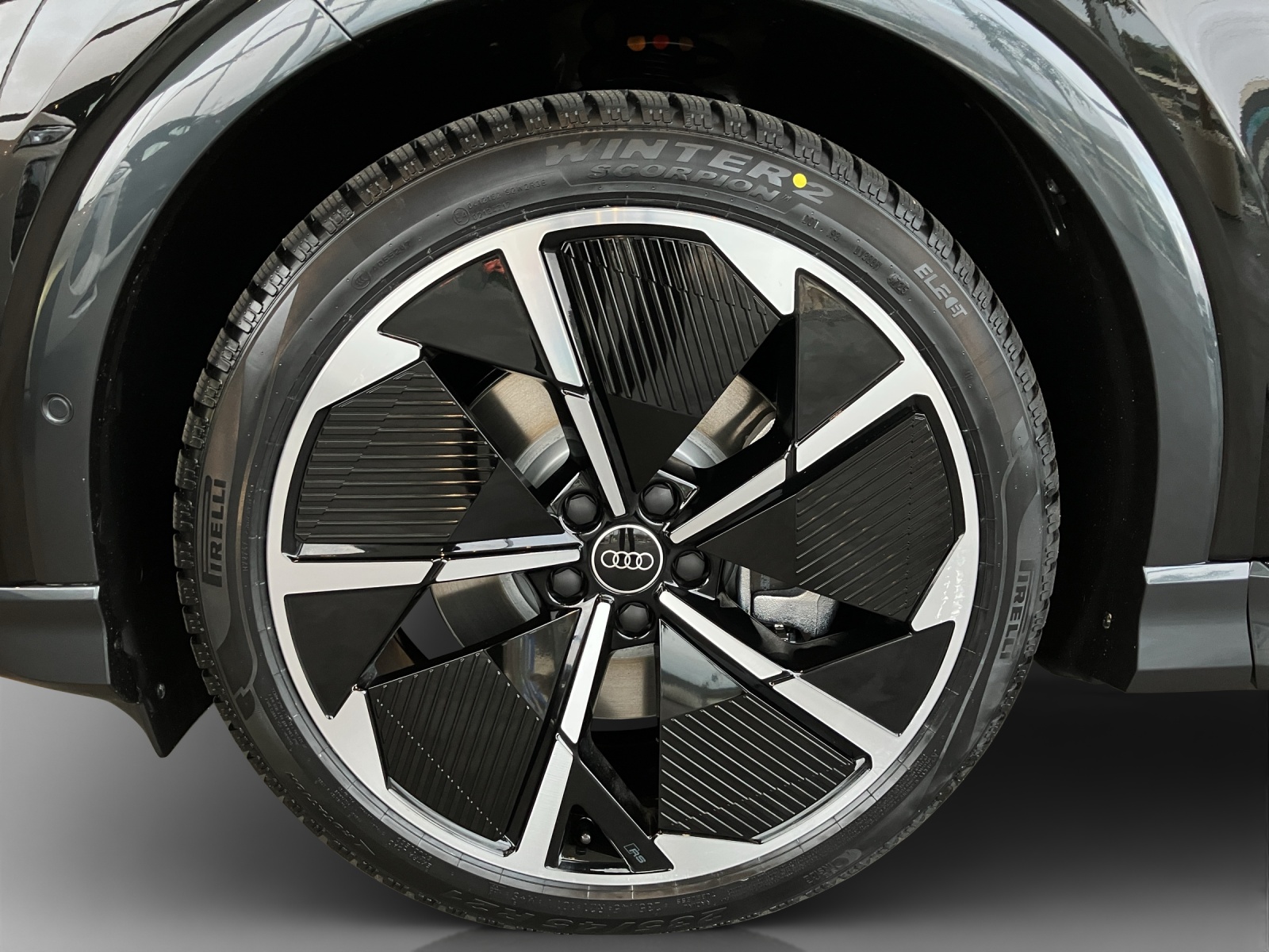 AUDI Q4 e-tron 45 Edition Swiss Ski quattro-image-15