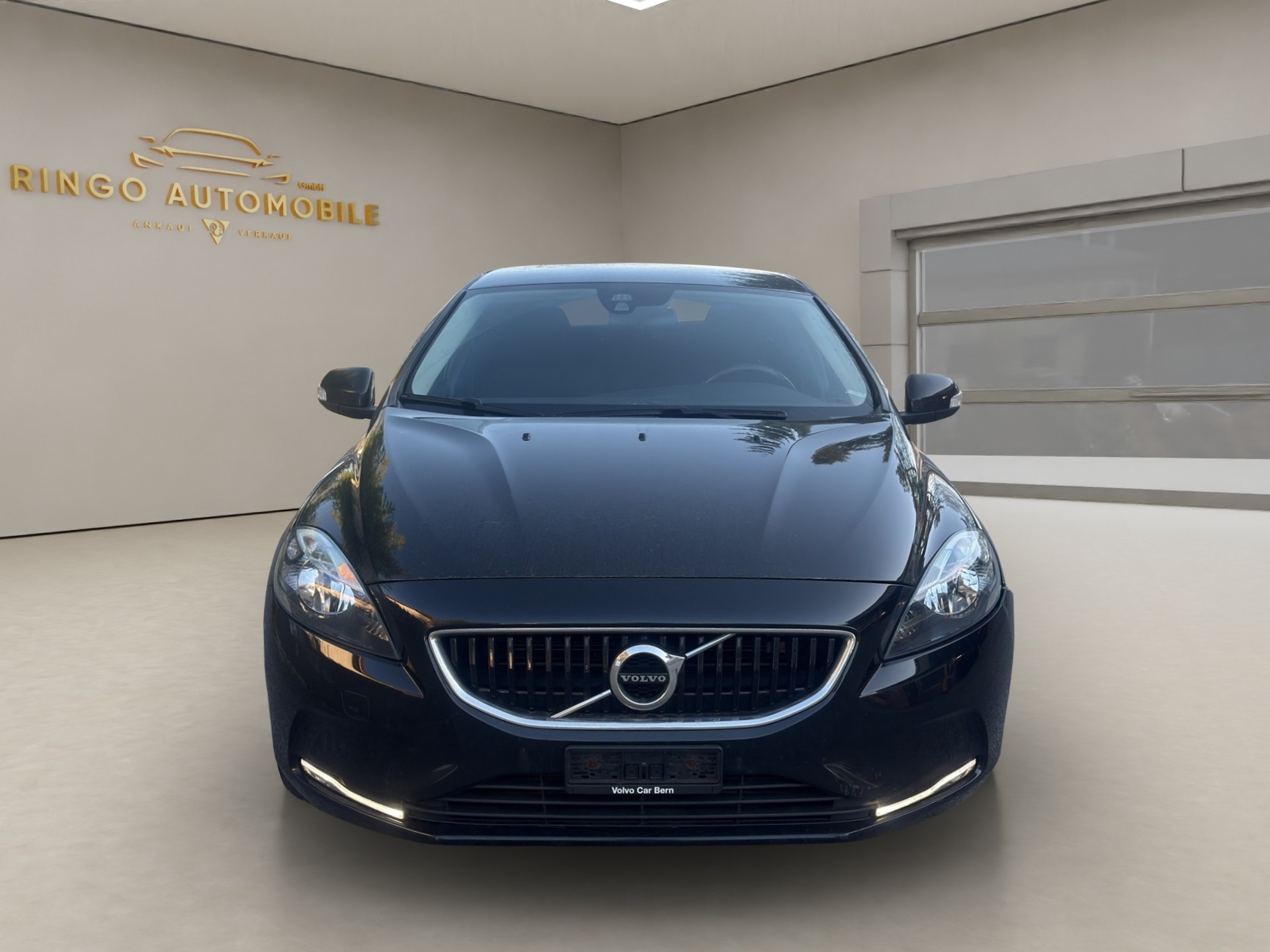 VOLVO V40 D3 Kinetic Geartronic-image-2