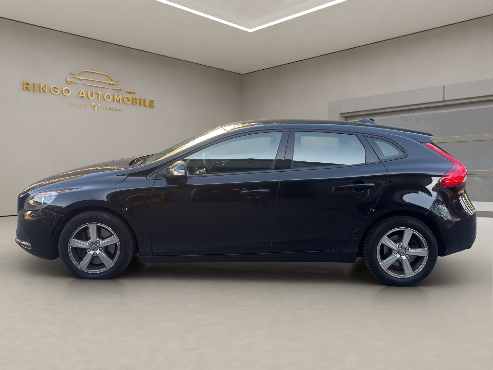 VOLVO V40 D3 Kinetic Geartronic-image-3