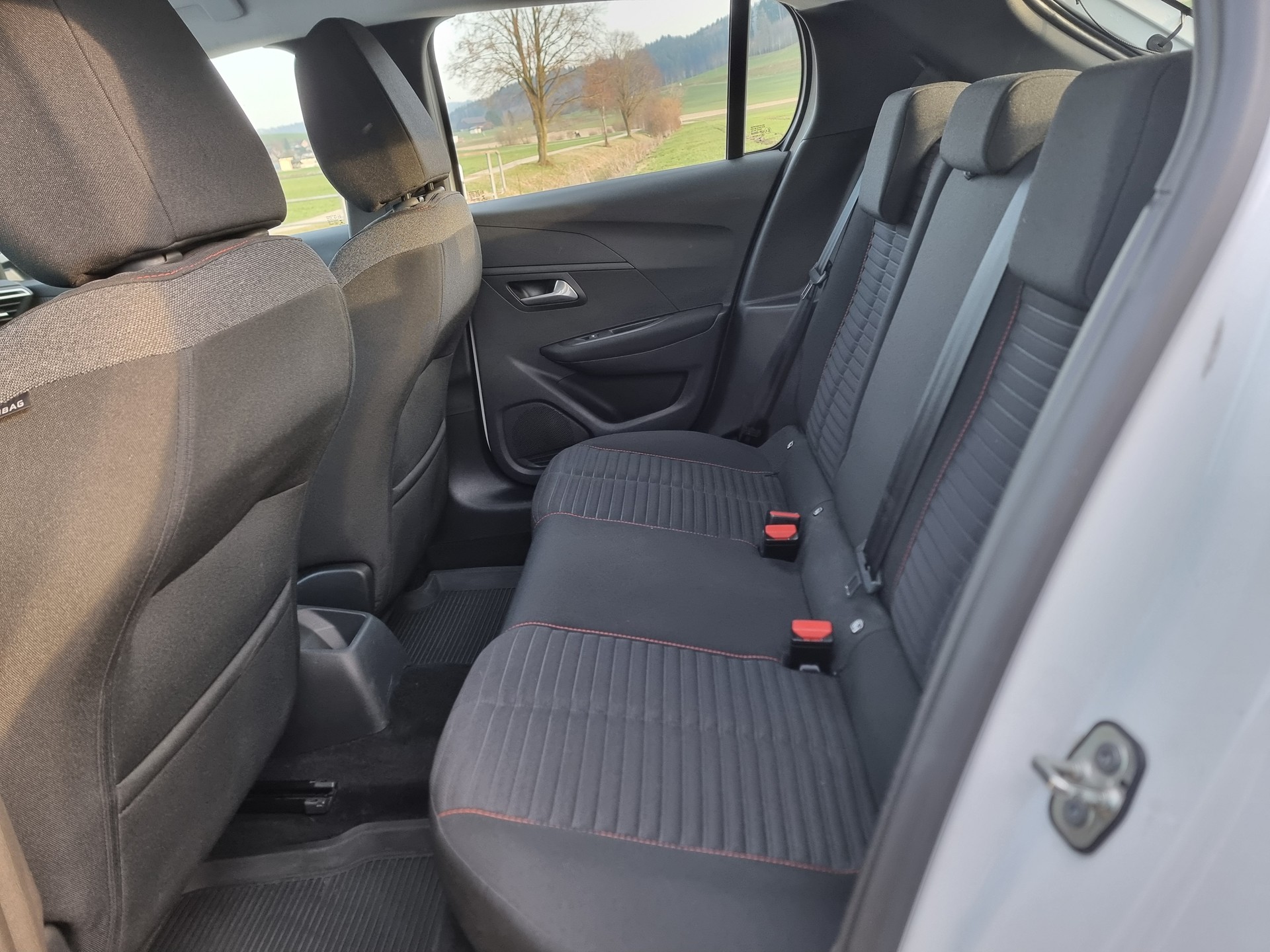 PEUGEOT 208 1.5 BlueHDi Allure-image-8