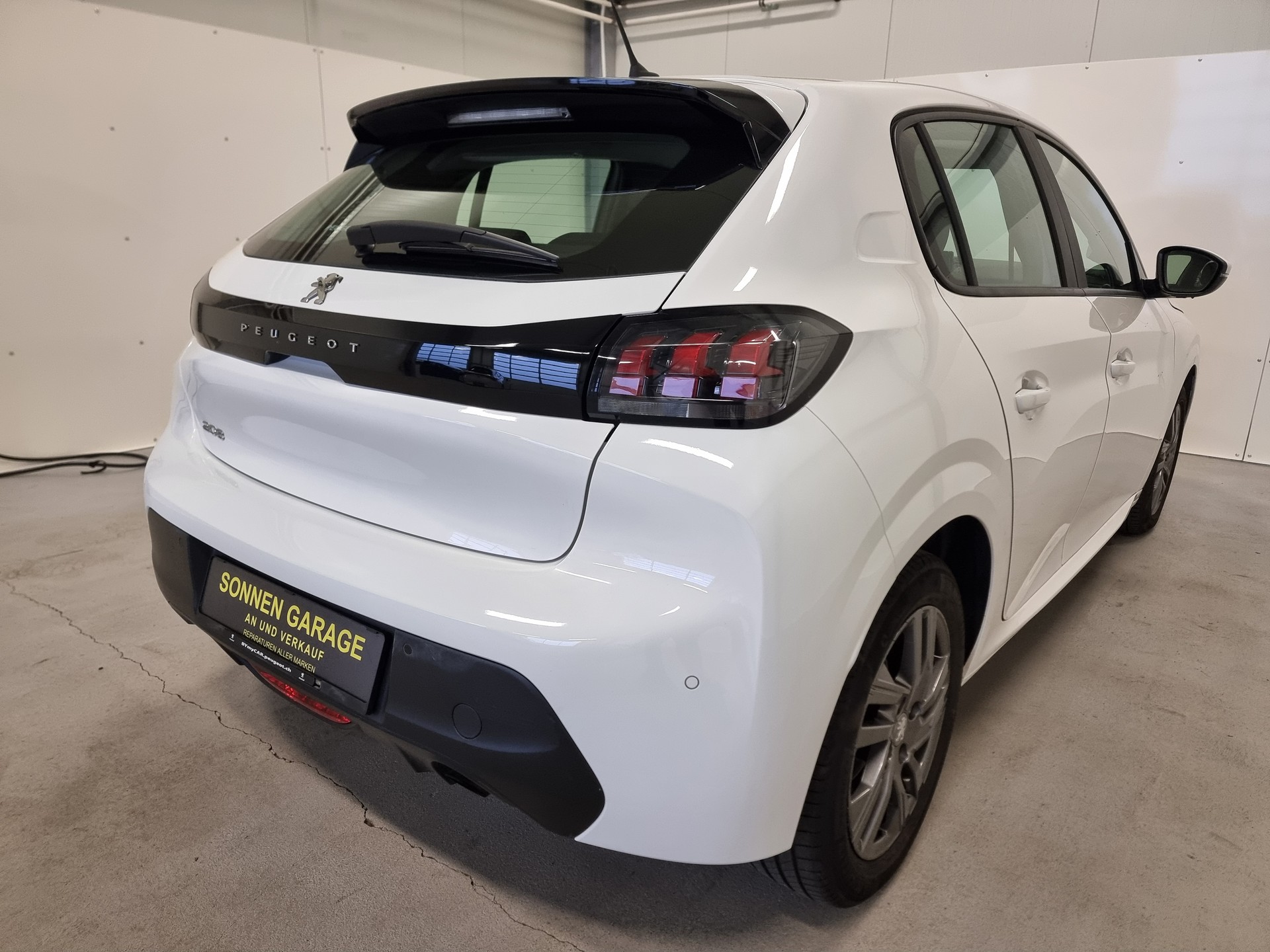 PEUGEOT 208 1.5 BlueHDi Allure-image-10