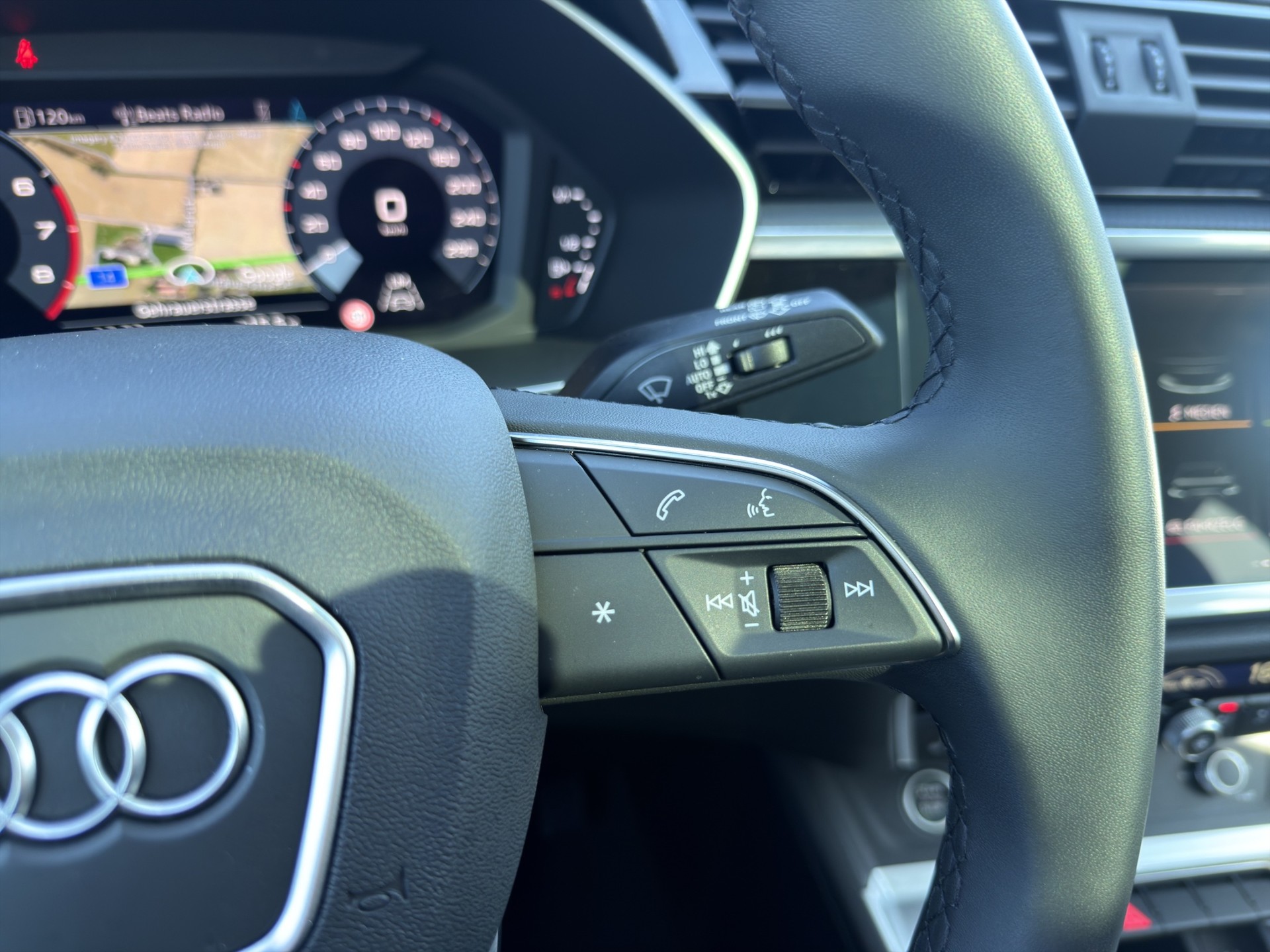 AUDI Q3 2.0 40 TFSI S line quattro S-Tronic-image-42