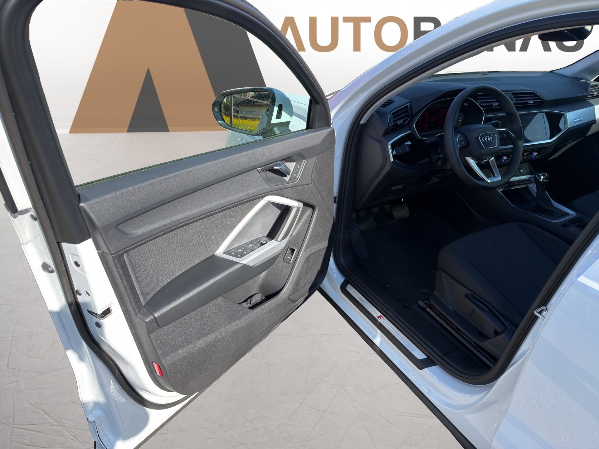 AUDI Q3 2.0 40 TFSI S line quattro S-Tronic-image-9