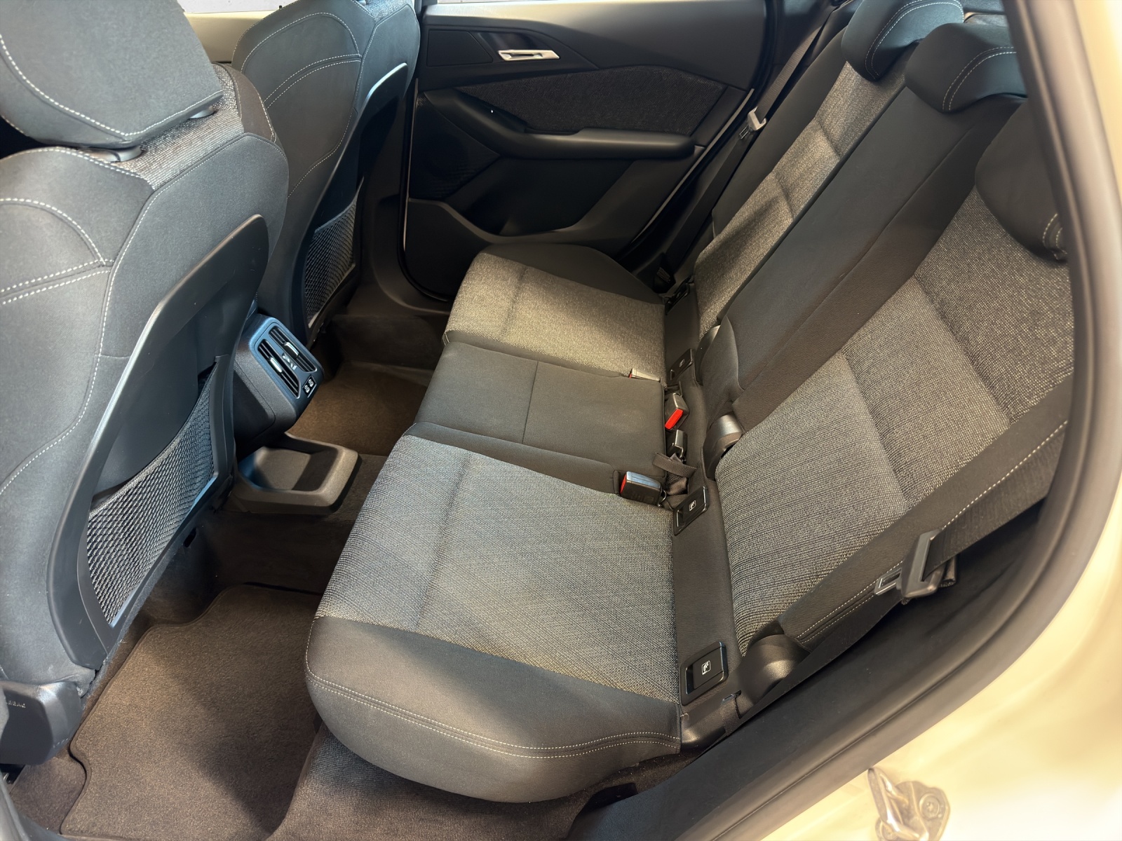 BMW 218d Active Tourer-image-10
