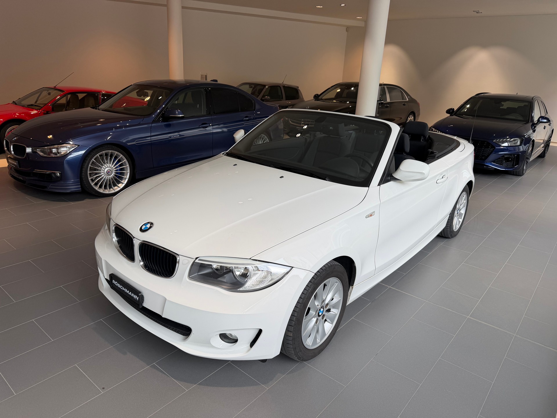 BMW 118i Cabrio-showroom-element-2
