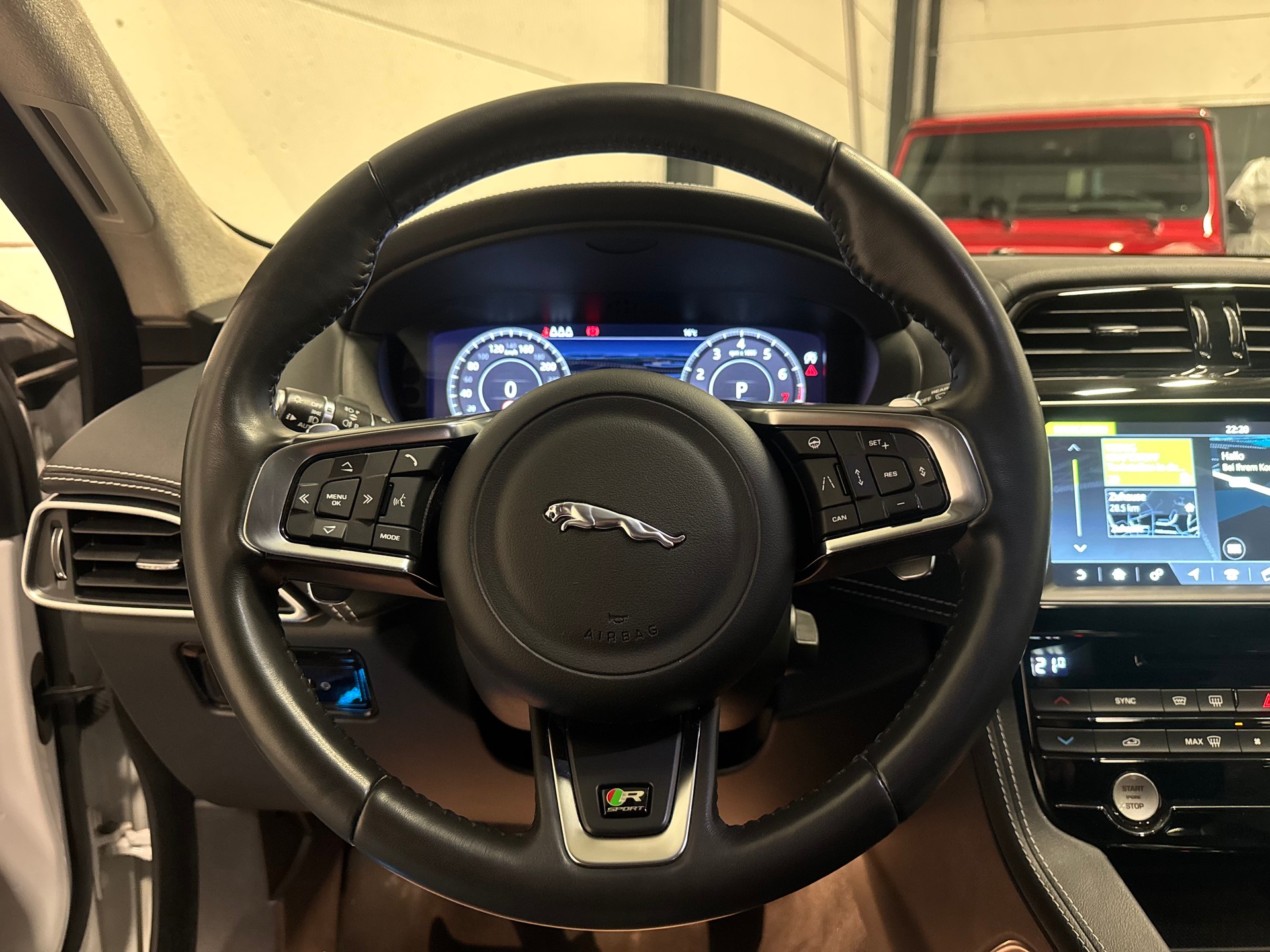 JAGUAR F-Pace 25t 2.0 R-Sport AWD Automatik-image-24