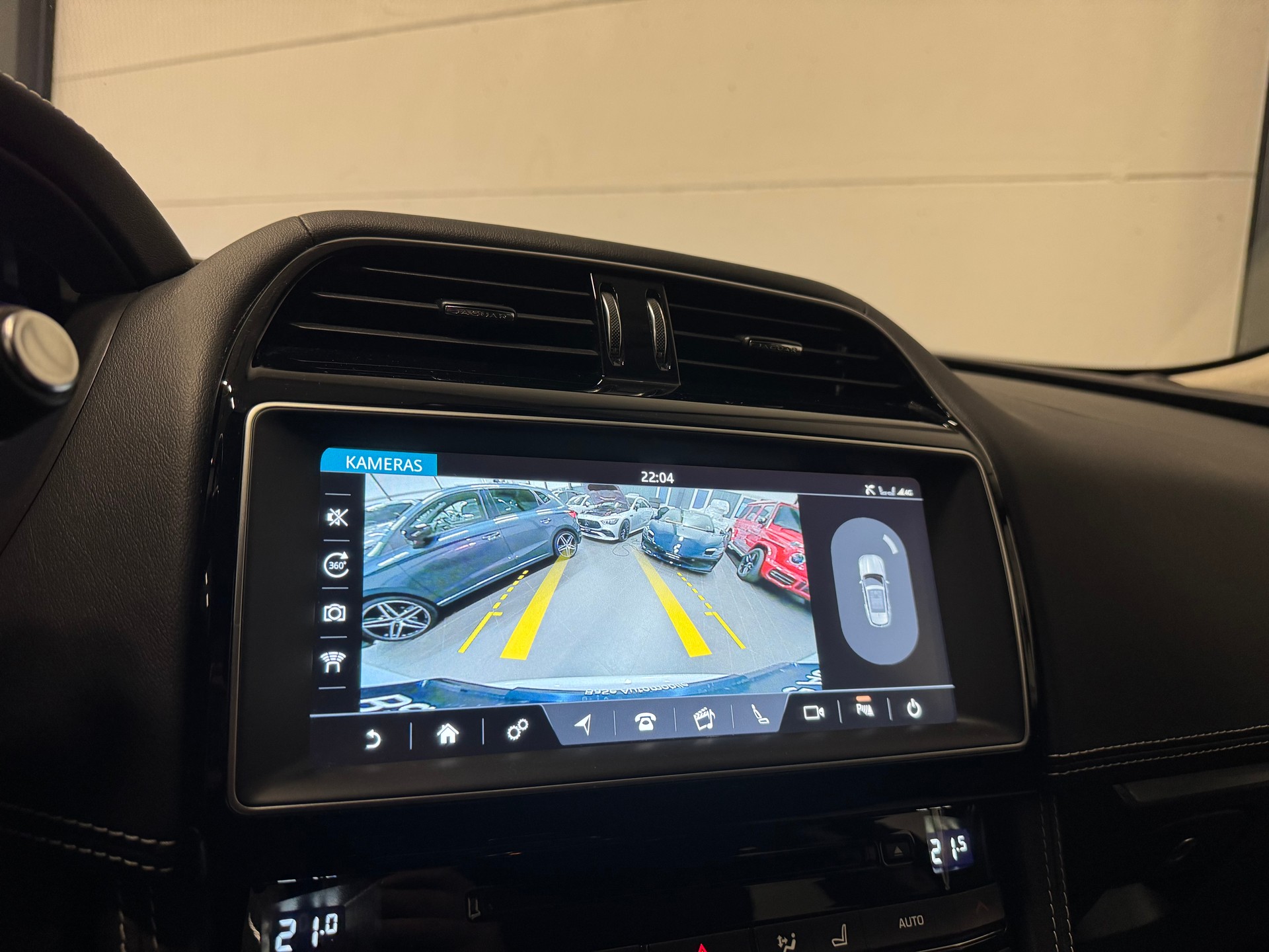JAGUAR F-Pace 25t 2.0 R-Sport AWD Automatik-image-26