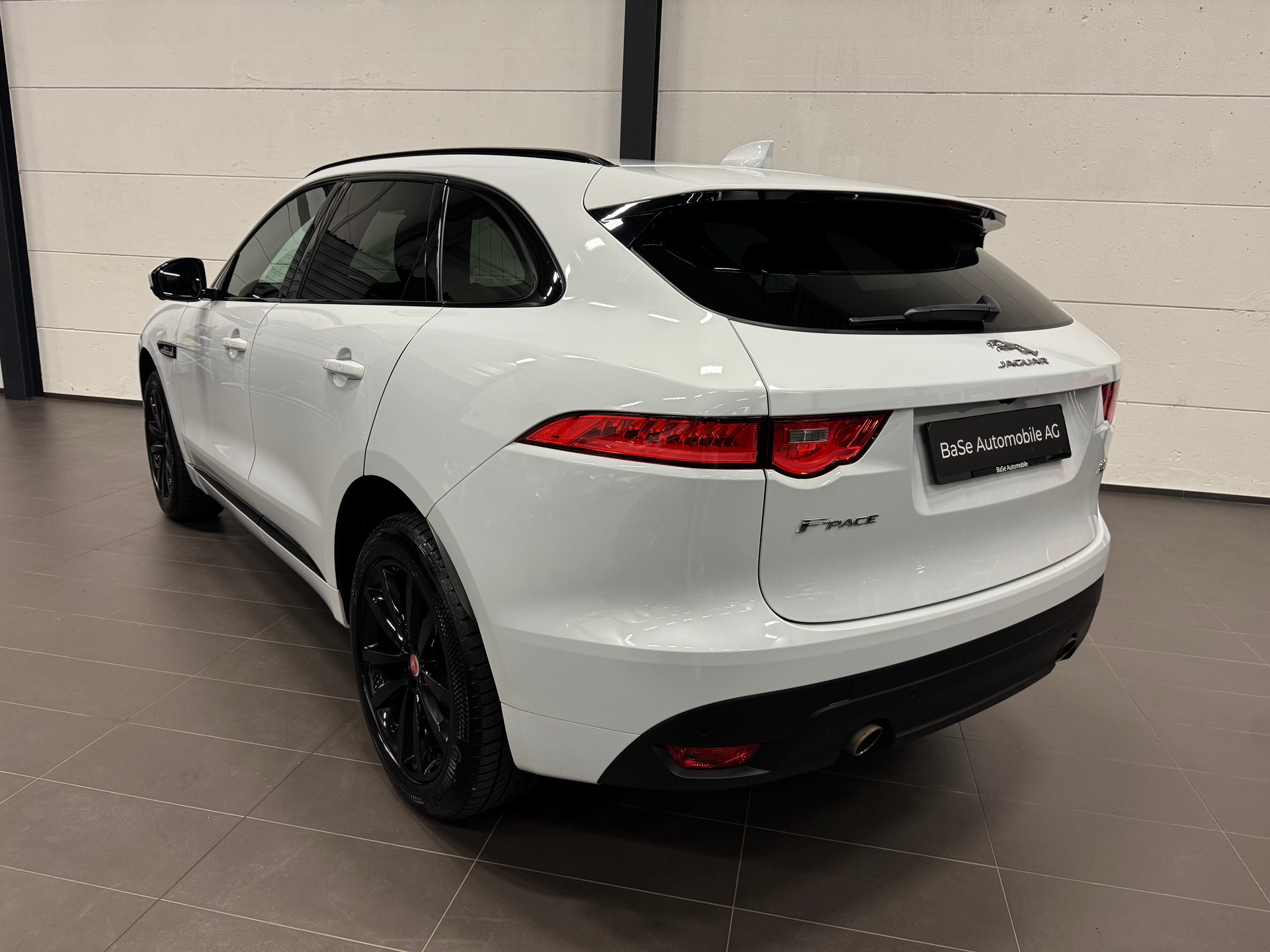 JAGUAR F-Pace 25t 2.0 R-Sport AWD Automatik-image-13