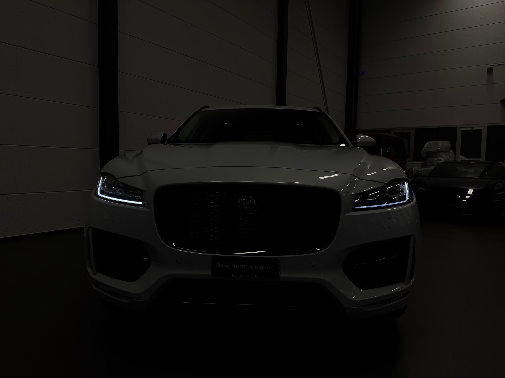 JAGUAR F-Pace 25t 2.0 R-Sport AWD Automatik-image-7