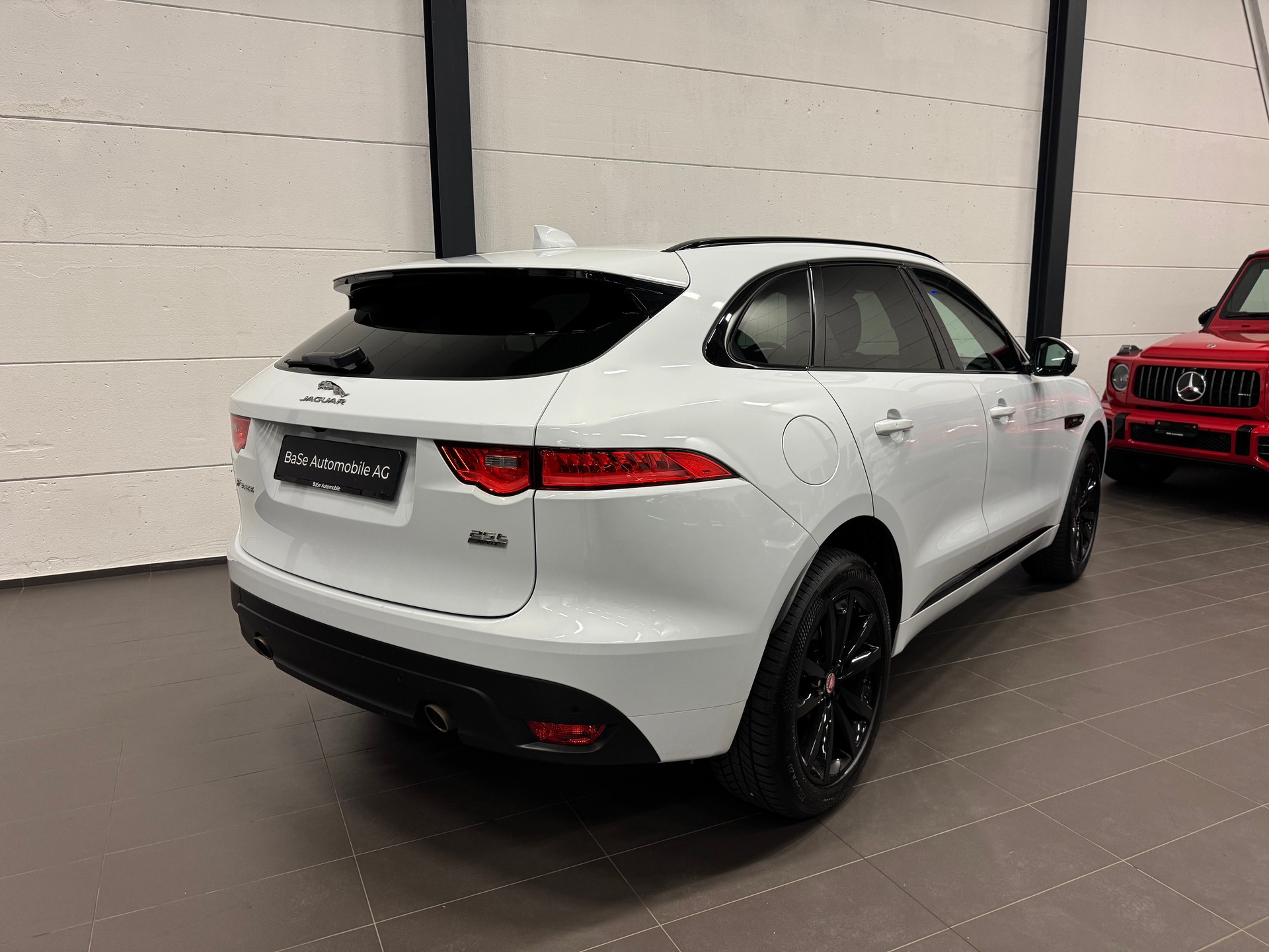 JAGUAR F-Pace 25t 2.0 R-Sport AWD Automatik-image-12