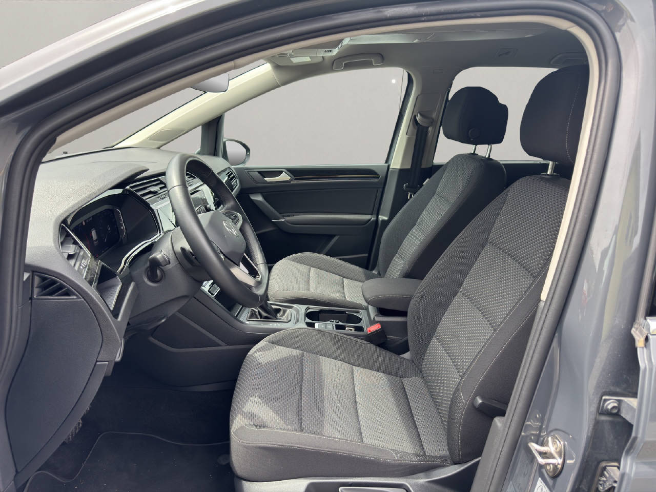 VW Touran 1.5 TSI Comfortline DSG 7 Sitzer-image-4