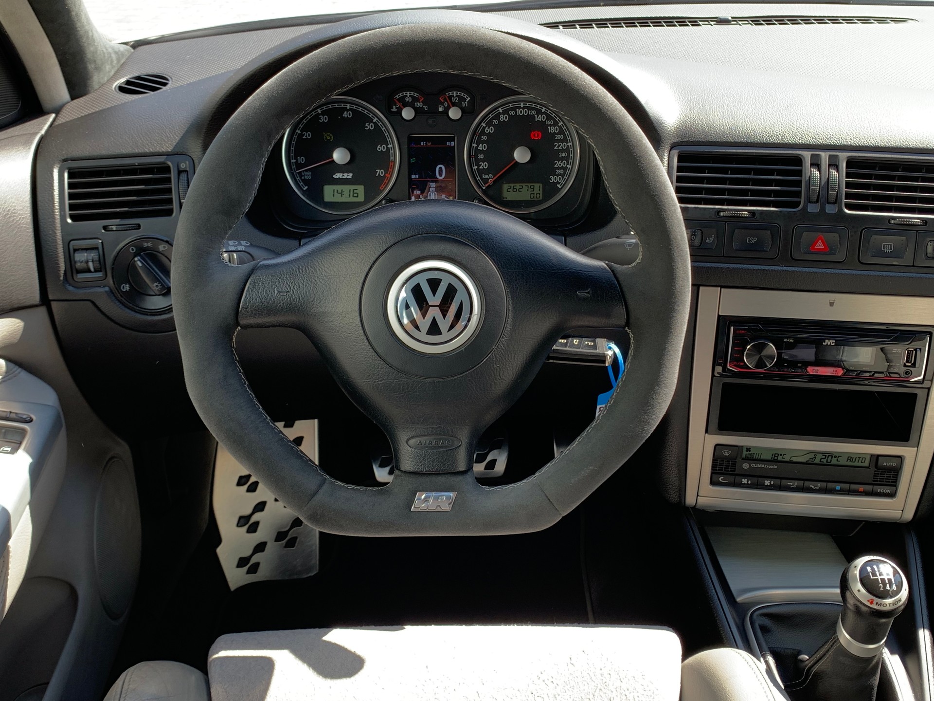 VW Golf R32 4Motion-image-12