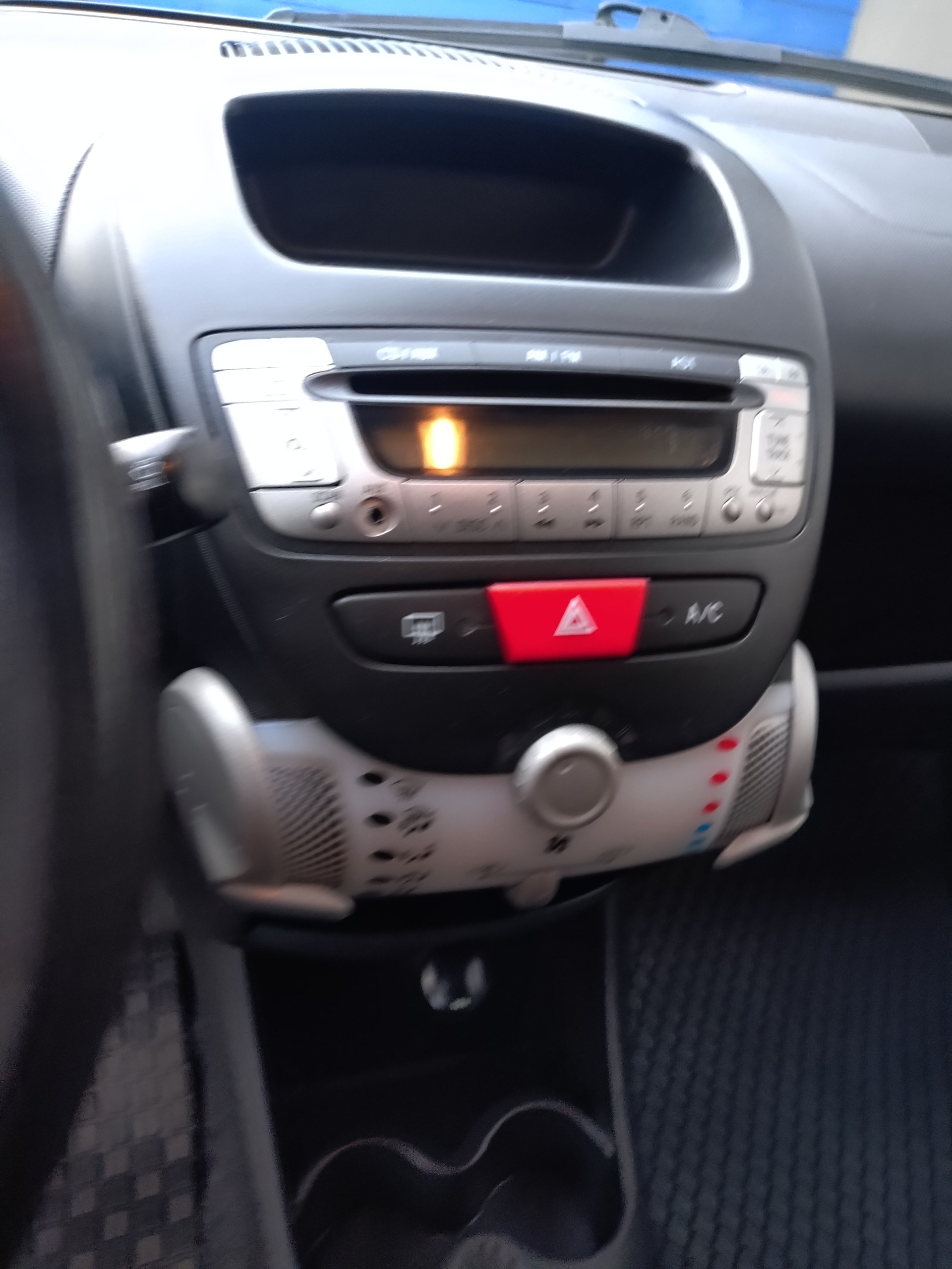 PEUGEOT 107 1.0 Swiss Edition-image-8