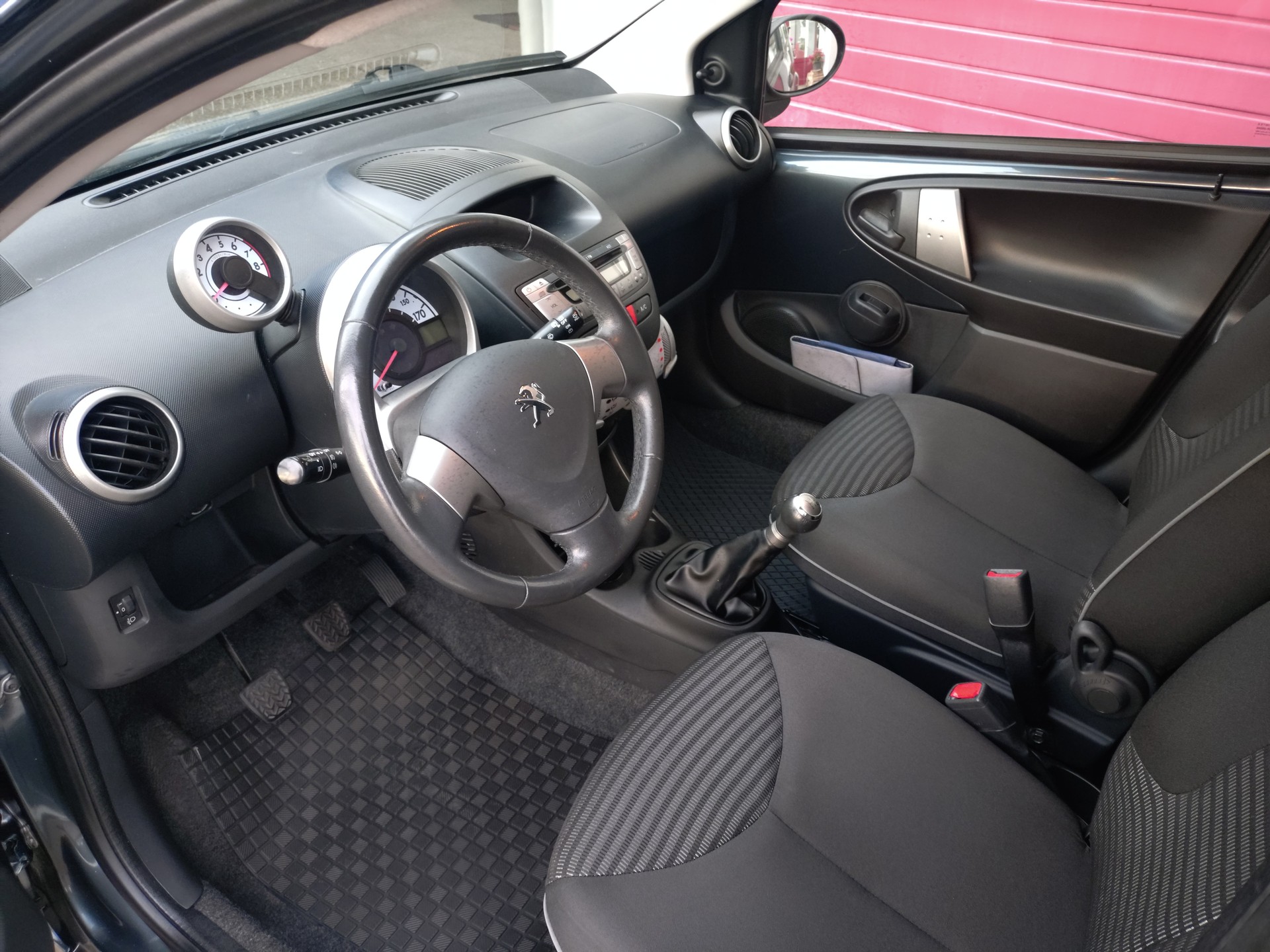 PEUGEOT 107 1.0 Swiss Edition-image-7