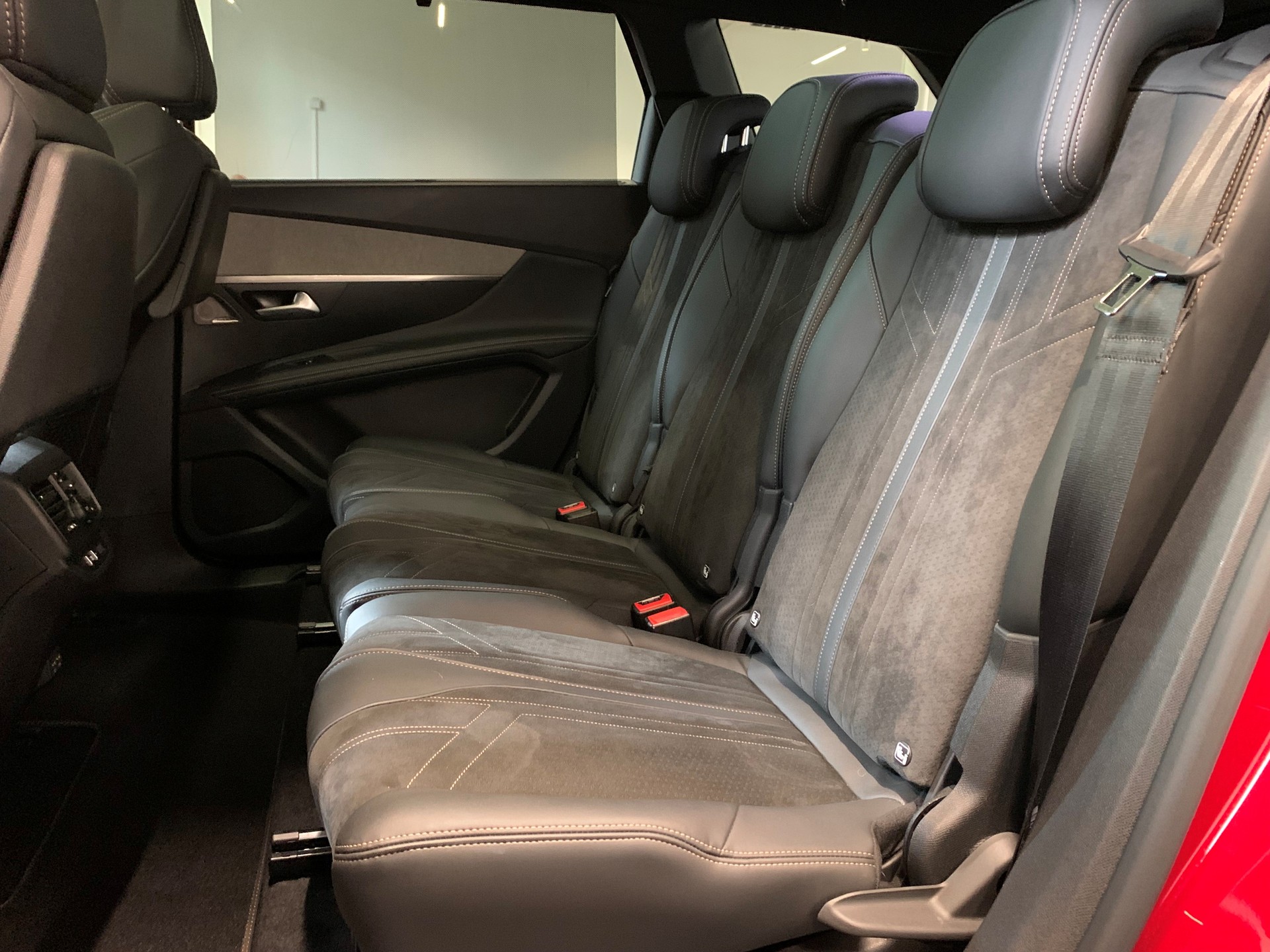 PEUGEOT 5008 1.6 Pure Tech GT Pack EAT8-image-9