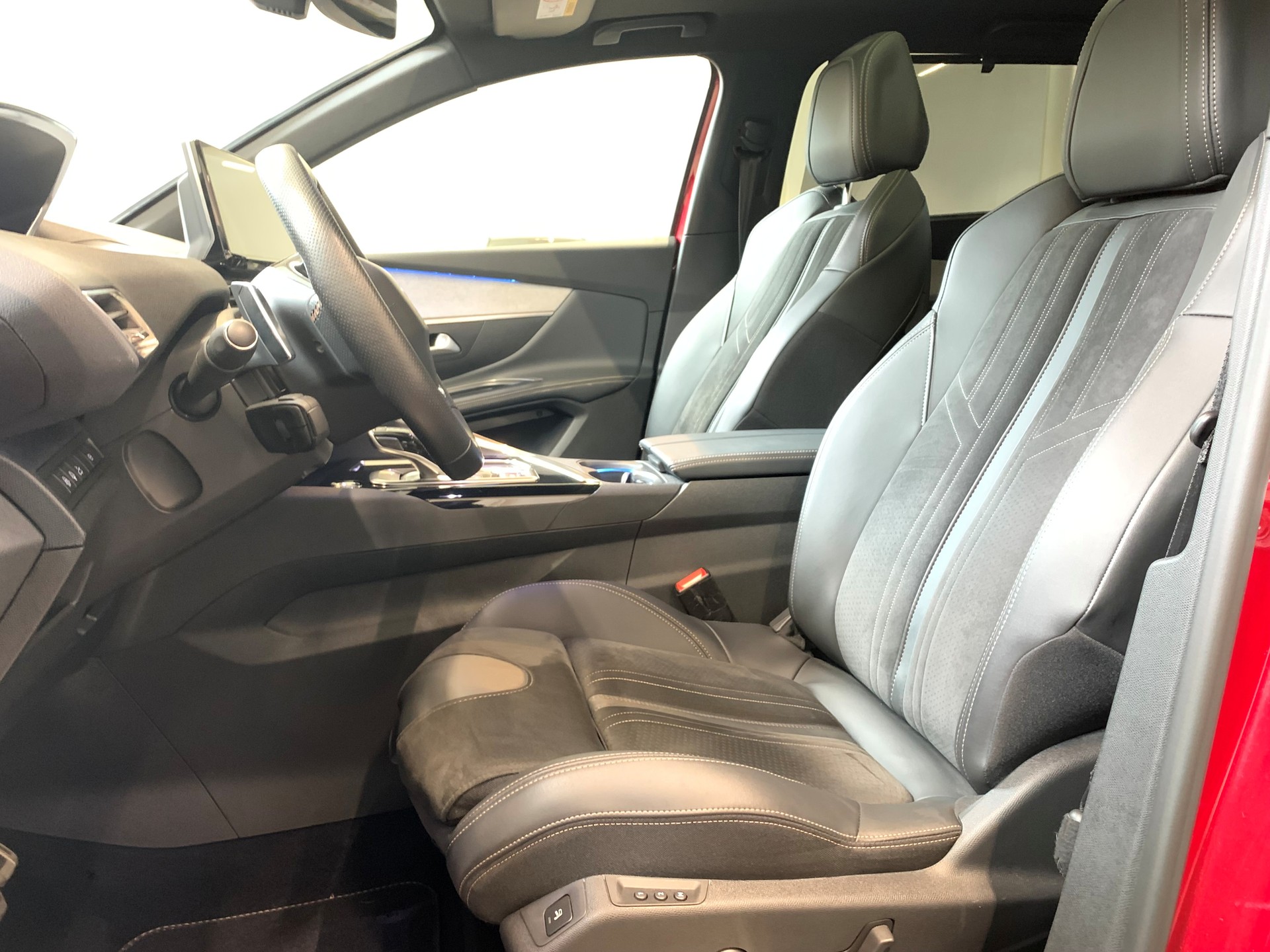 PEUGEOT 5008 1.6 Pure Tech GT Pack EAT8-image-8