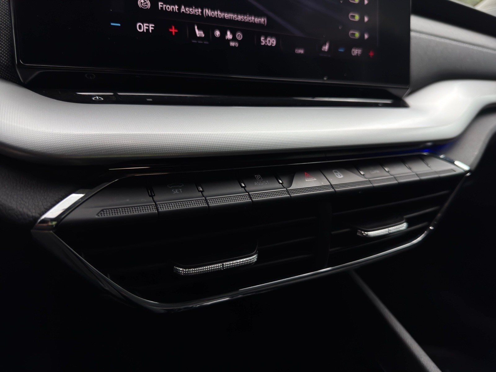 SKODA Octavia Combi 2.0 TDI DSG Style-image-18