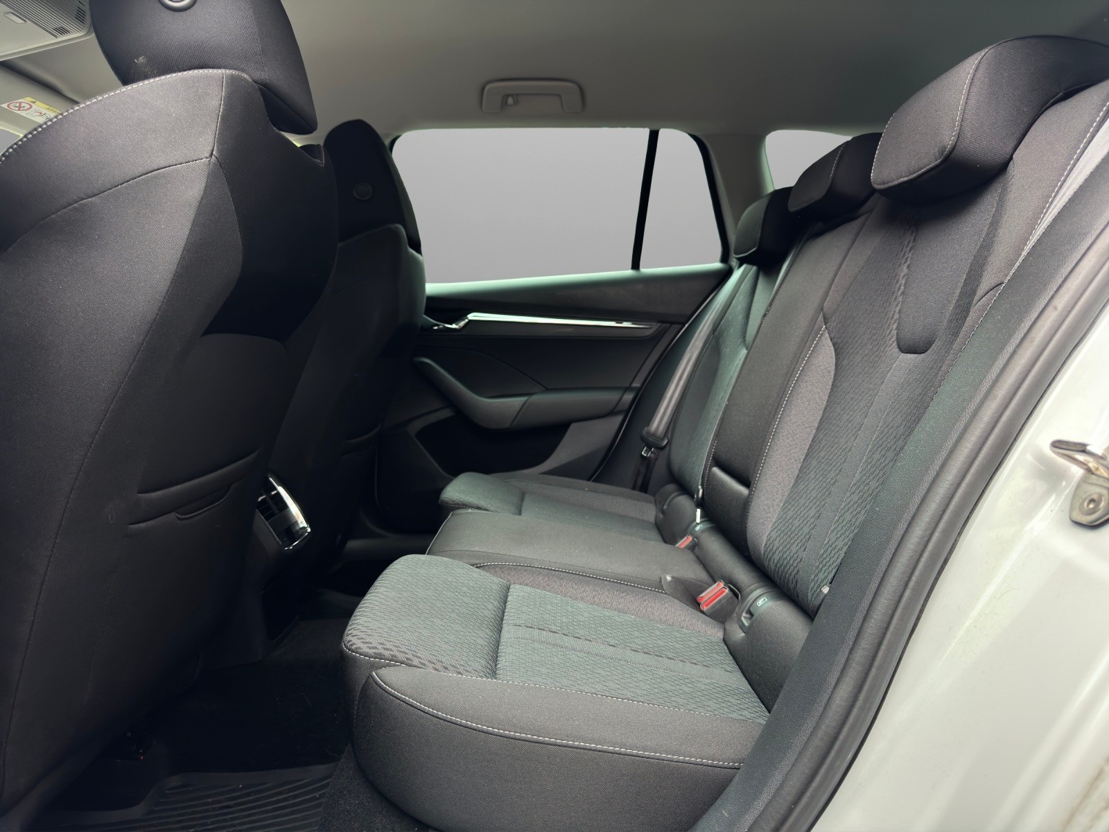 SKODA Octavia Combi 2.0 TDI DSG Style-image-10