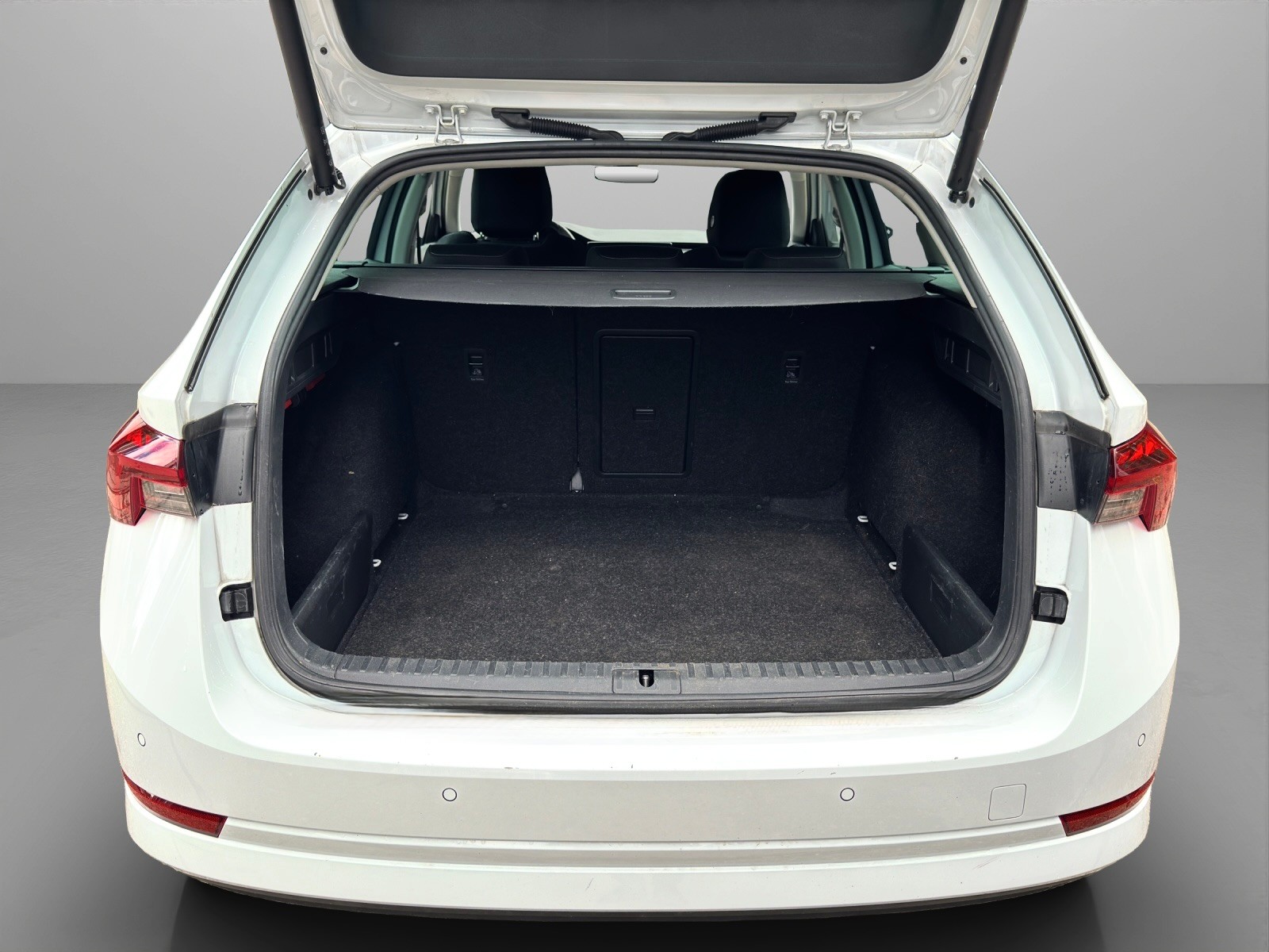 SKODA Octavia Combi 2.0 TDI DSG Style-image-11
