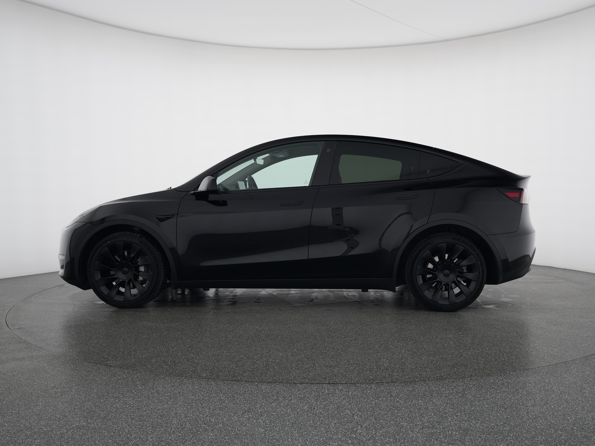 TESLA Model Y Long Range-image-1