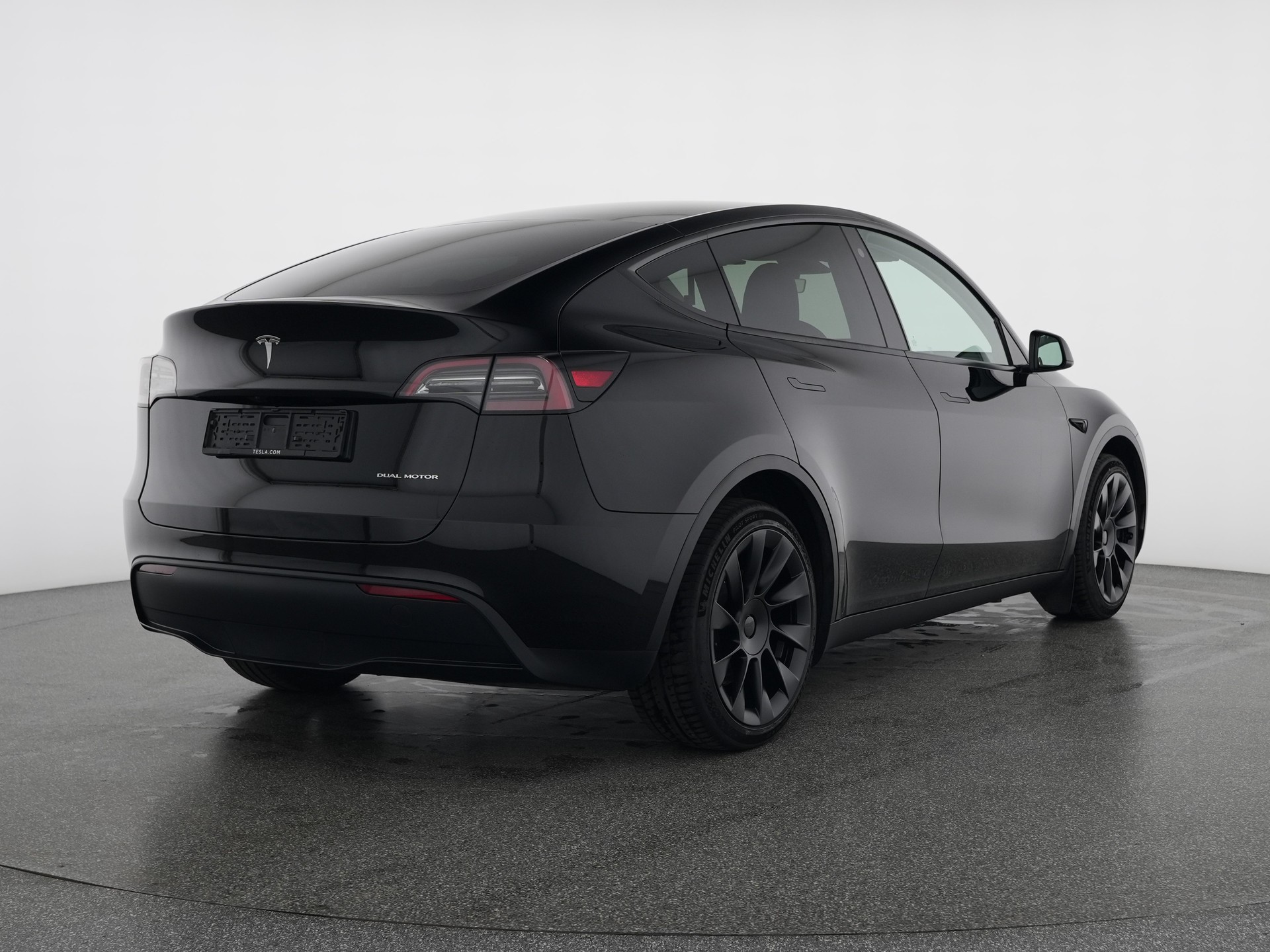TESLA Model Y Long Range-image-4