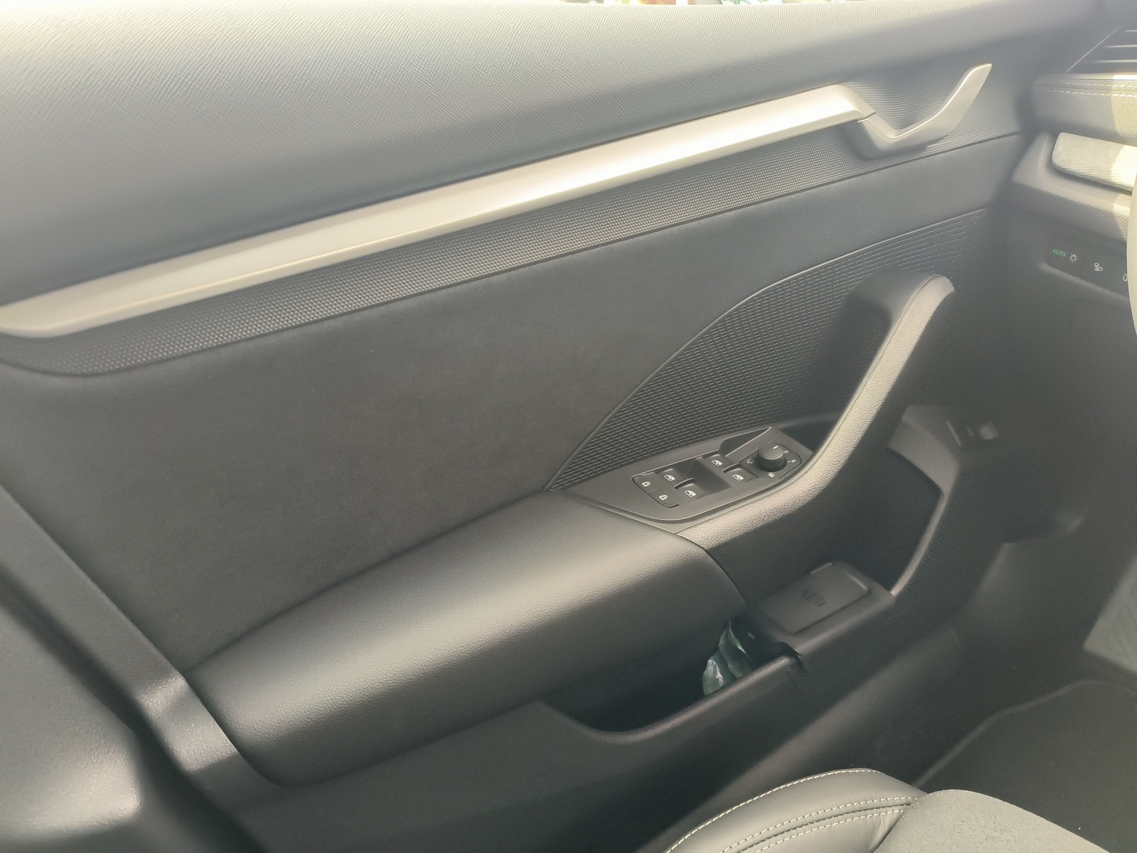 SKODA Octavia Combi 1.5 TSI mHEV DSG Selection-image-6