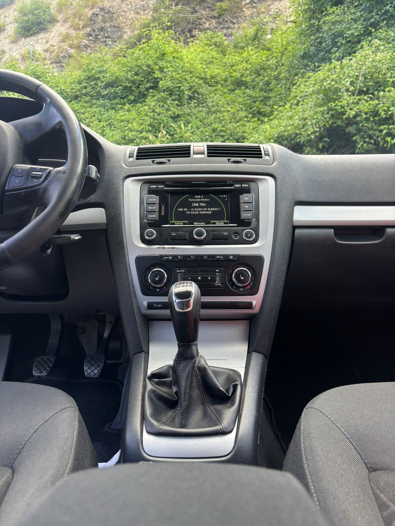 SKODA Octavia Combi 2.0 TDI Ambition-image-12