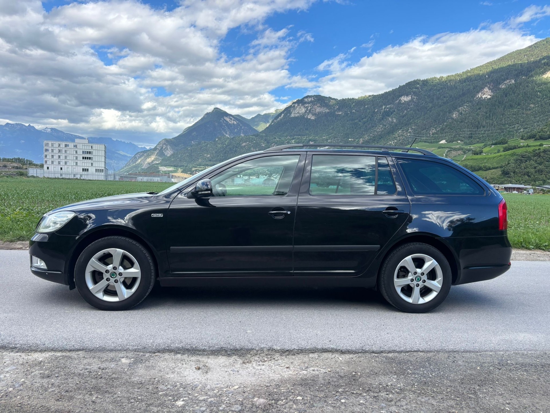 SKODA Octavia Combi 2.0 TDI Ambition-image-5