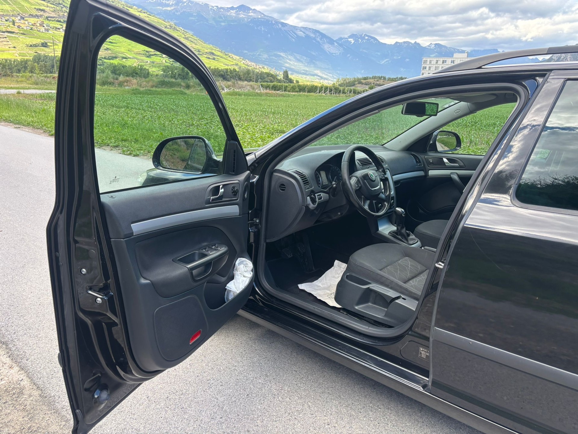 SKODA Octavia Combi 2.0 TDI Ambition-image-9