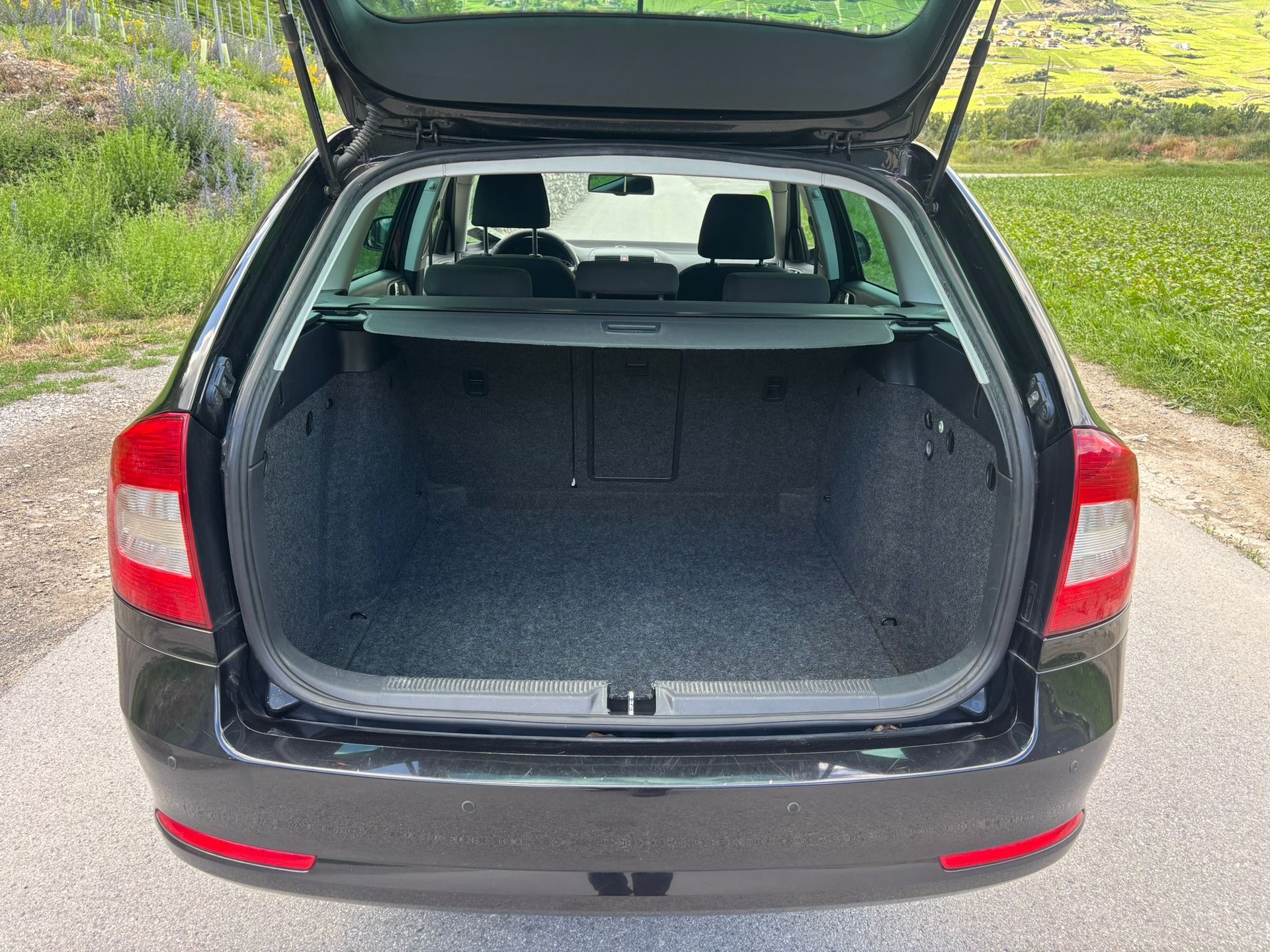 SKODA Octavia Combi 2.0 TDI Ambition-image-10