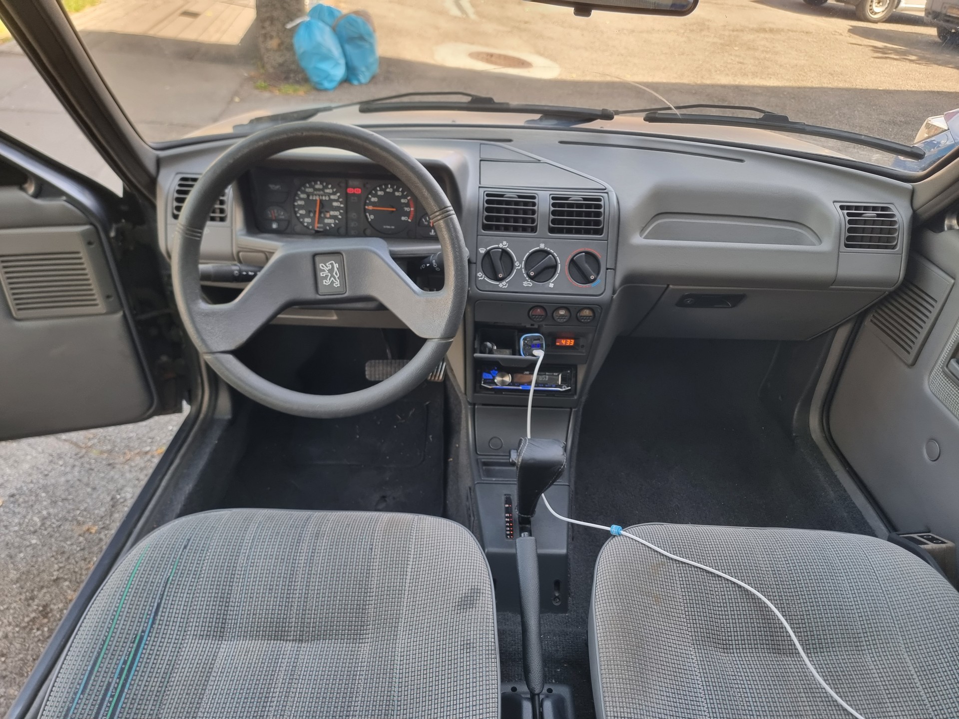 PEUGEOT 205 1.9 Automatic-image-5