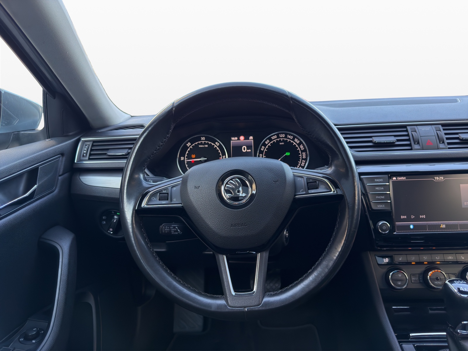 SKODA Superb Combi 2.0 TDi Style 4x4 DSG-image-10