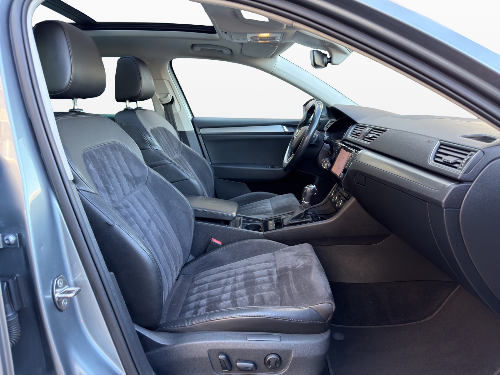 SKODA Superb Combi 2.0 TDi Style 4x4 DSG-image-14