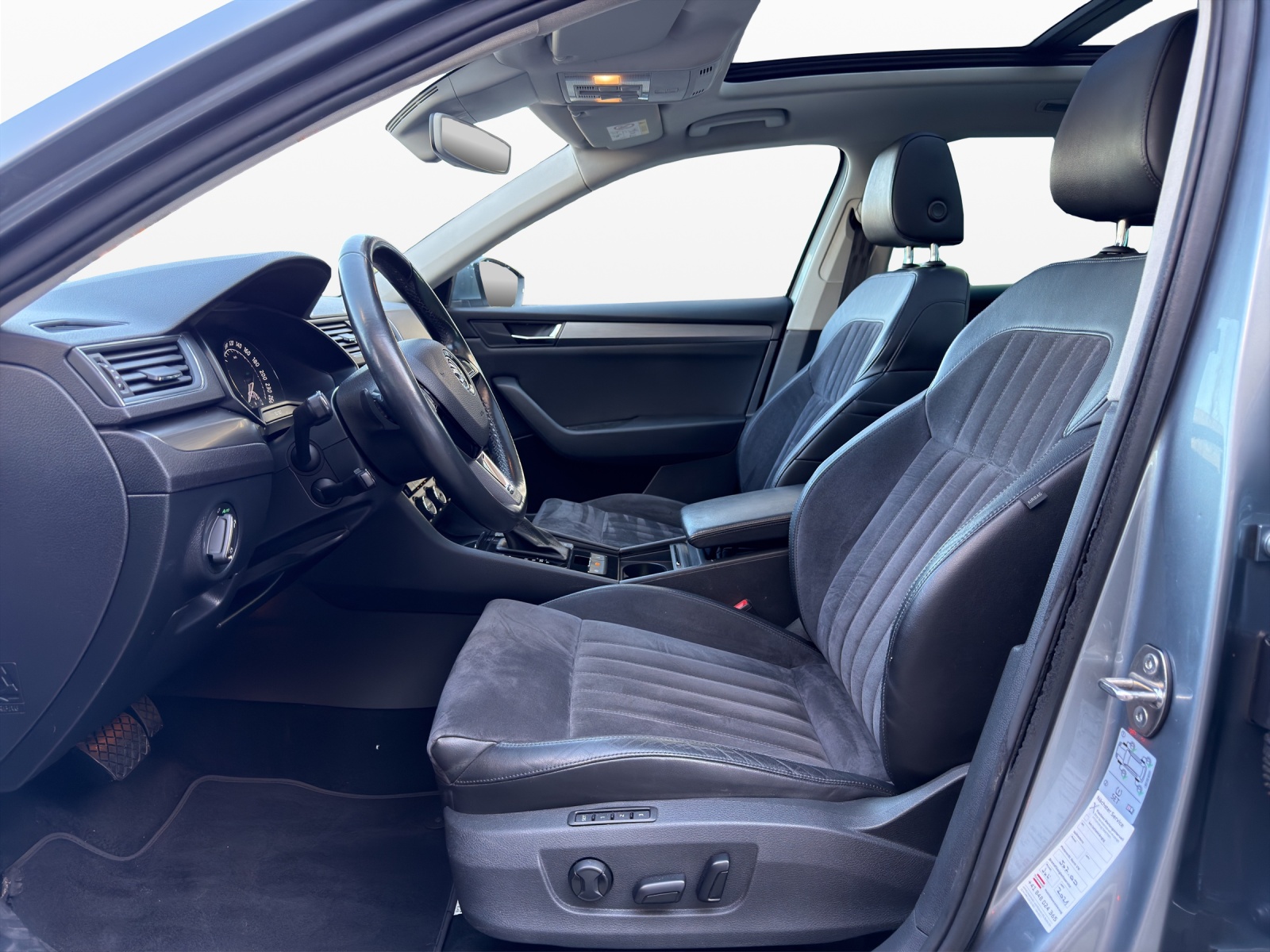 SKODA Superb Combi 2.0 TDi Style 4x4 DSG-image-8