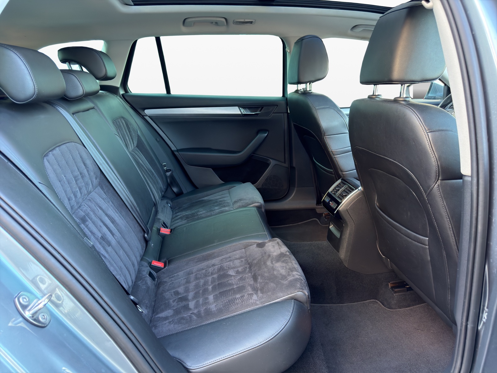 SKODA Superb Combi 2.0 TDi Style 4x4 DSG-image-18