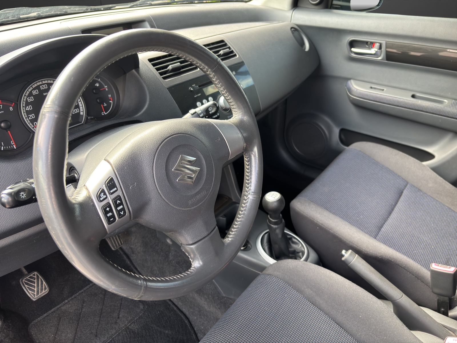 SUZUKI Swift 1.3i 16V GL Top 4x4-image-4