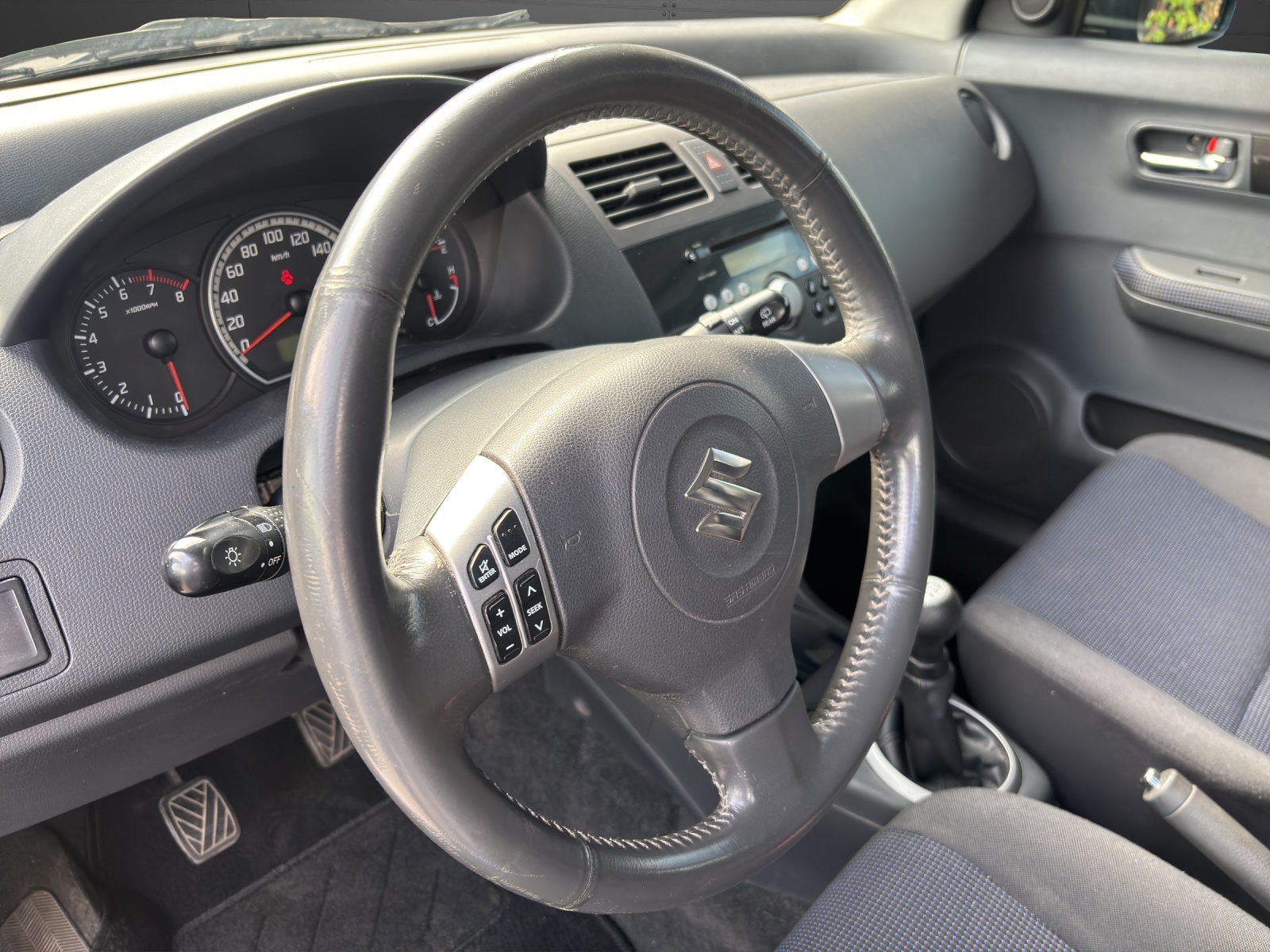 SUZUKI Swift 1.3i 16V GL Top 4x4-image-3