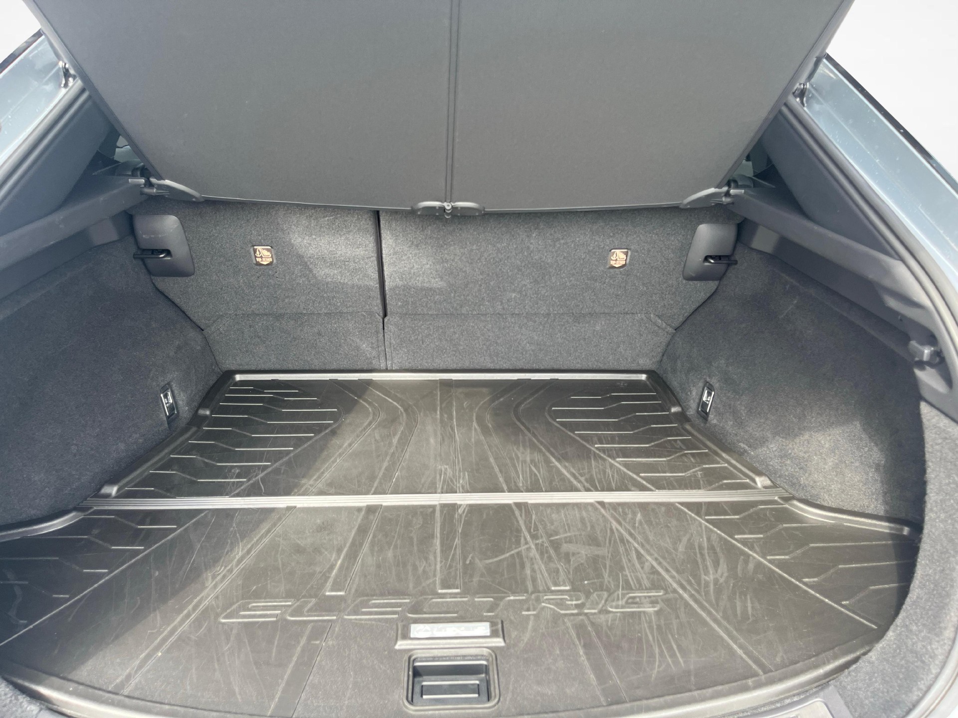 LEXUS RZ 450e Comfort-image-11
