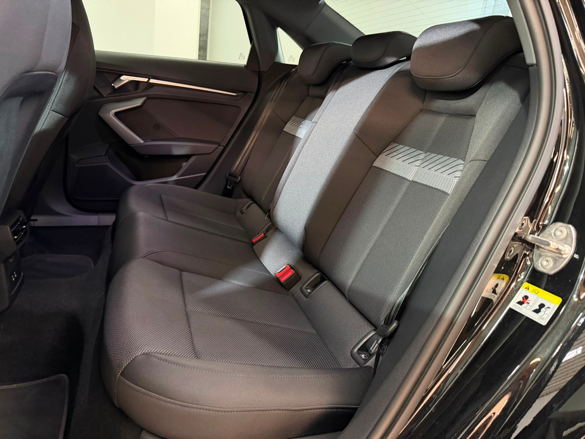 AUDI Limousine 2.0 TDI S-Tronic-image-8