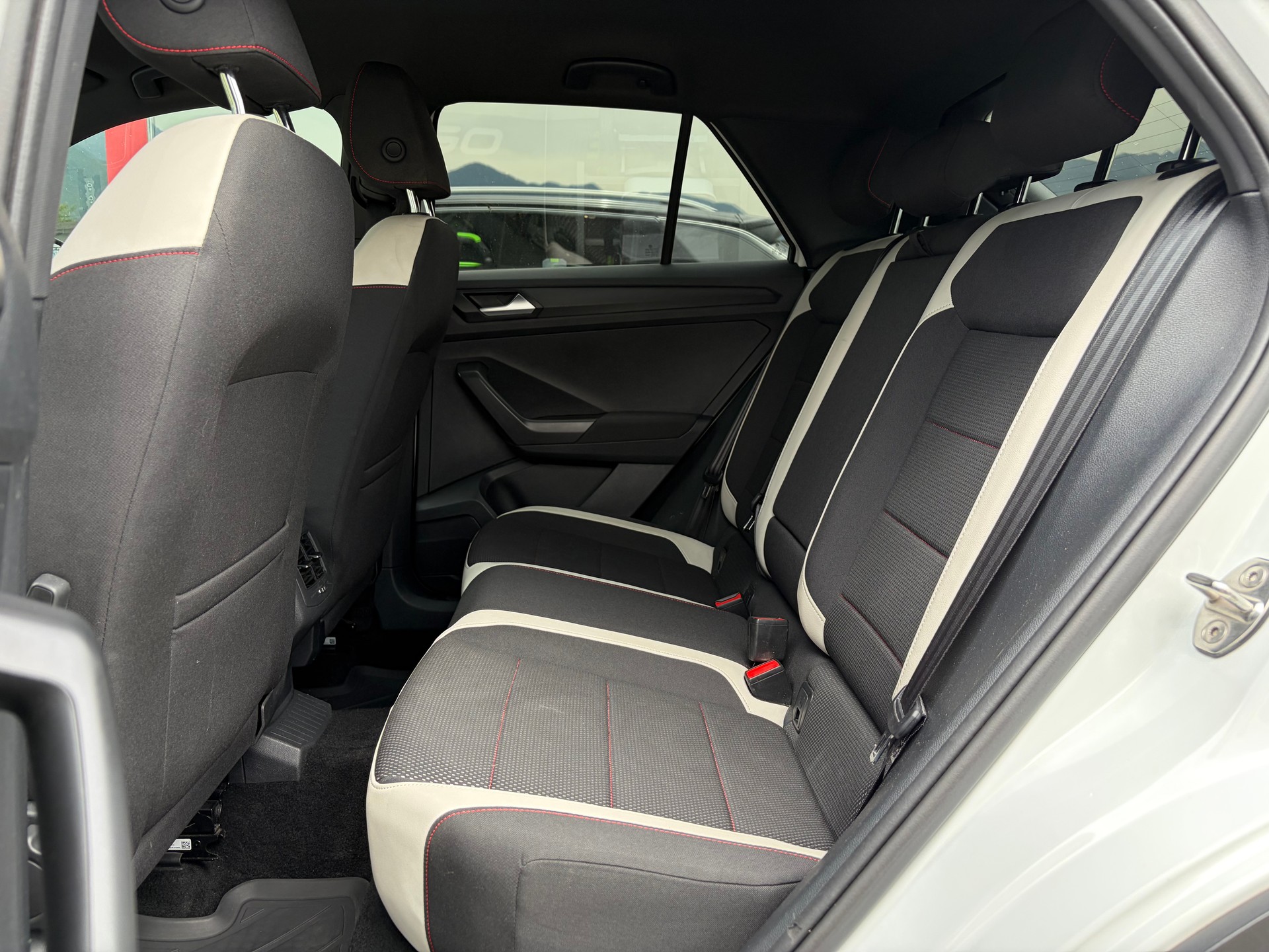 VW T-Roc 2.0 TSI Sport DSG 4Motion-image-11