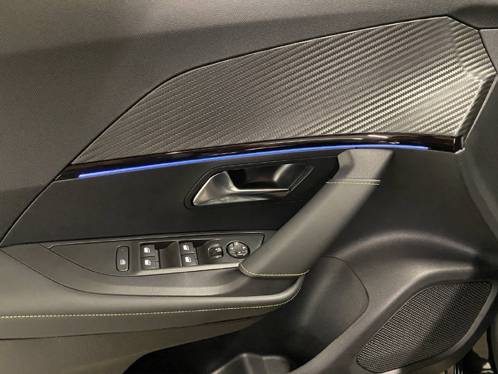 PEUGEOT 2008 1.2 Hybrid 145 GT-image-11