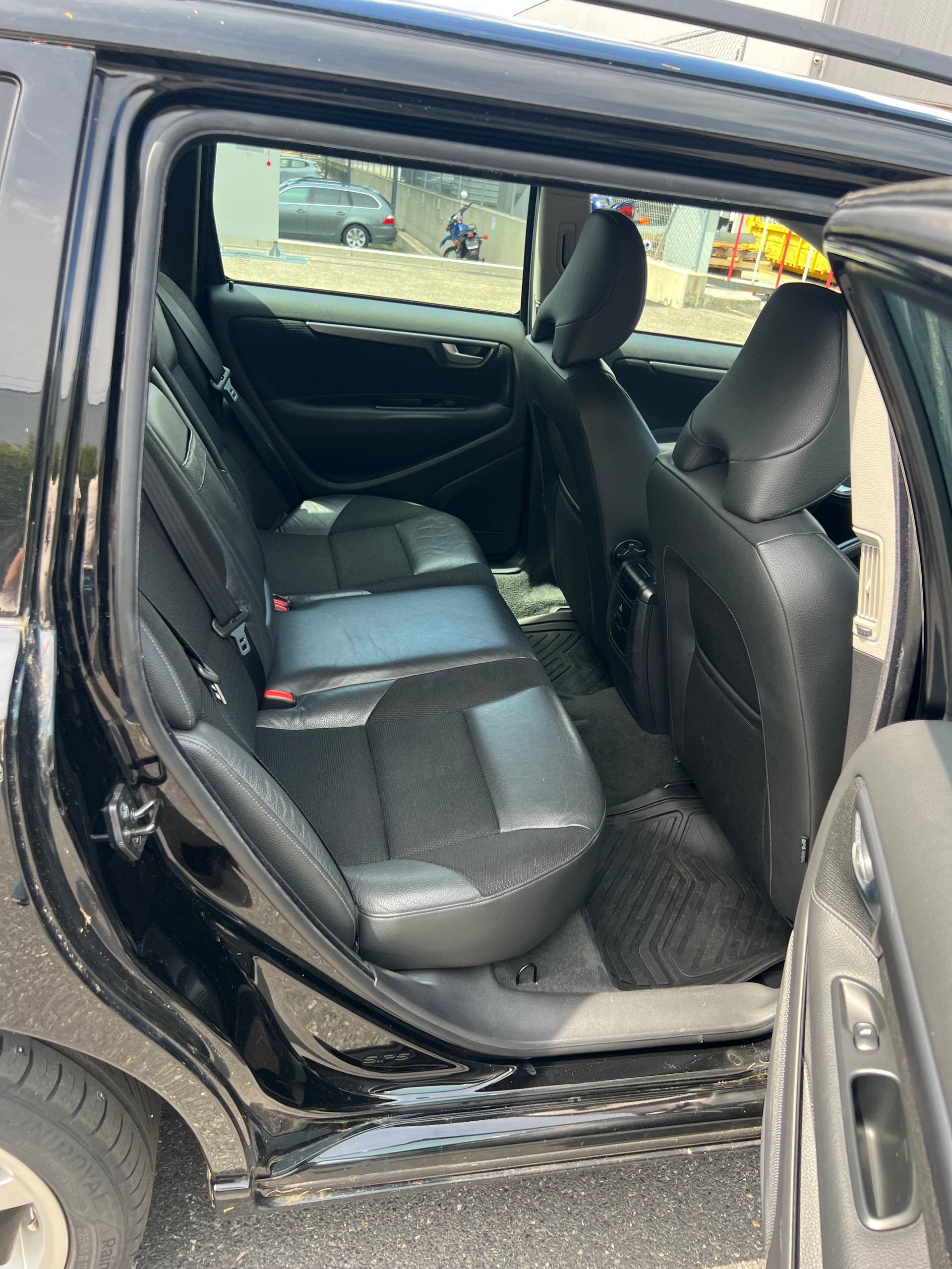 VOLVO V70 2.4D Momentum-image-14