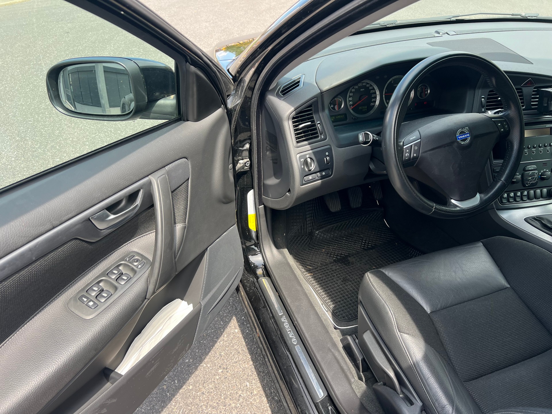 VOLVO V70 2.4D Momentum-image-8