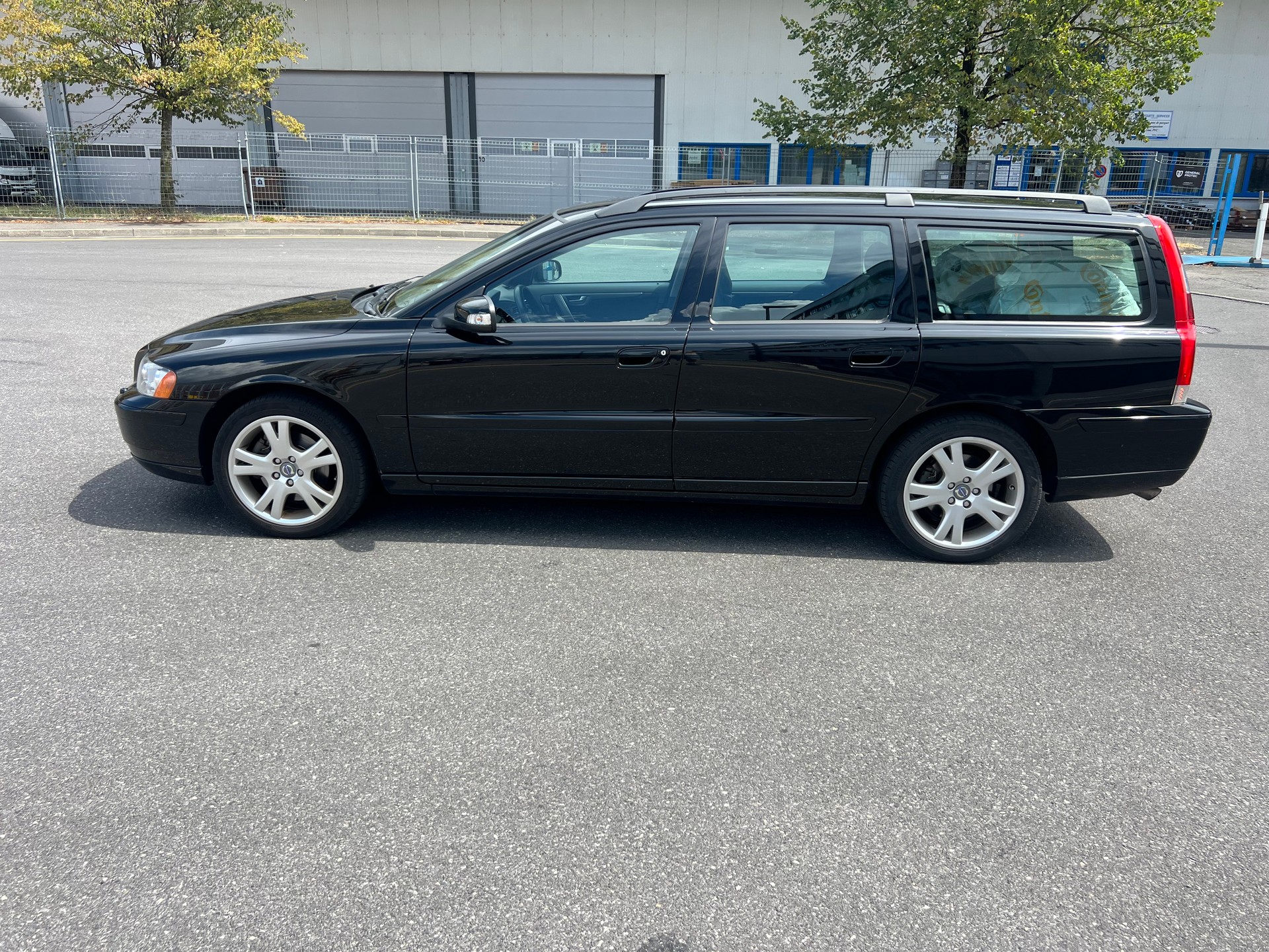 VOLVO V70 2.4D Momentum-image-2